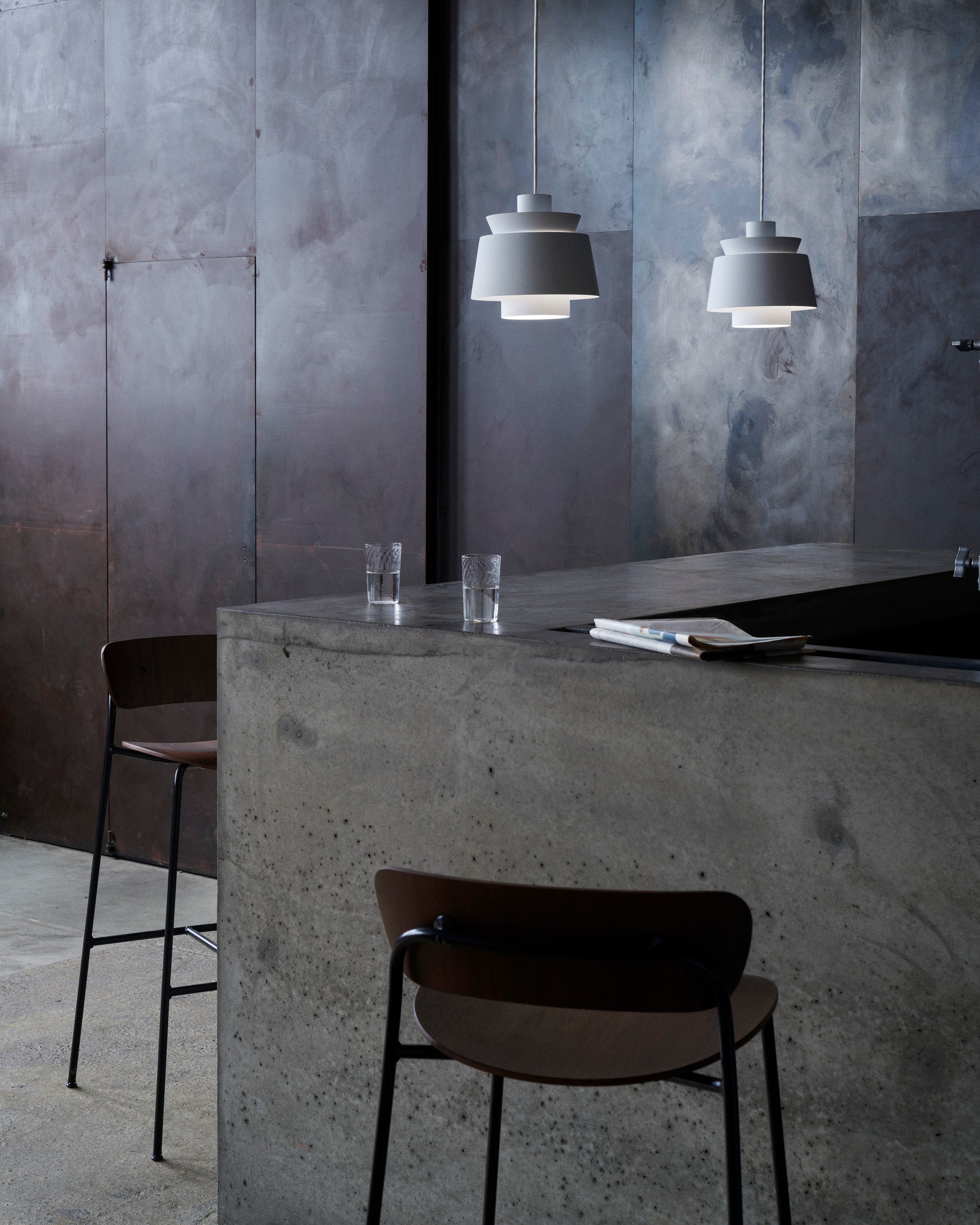 Hocker mit Rückenlehne PAVILION lackierte Nuss mit schwarzem Stahlgestell