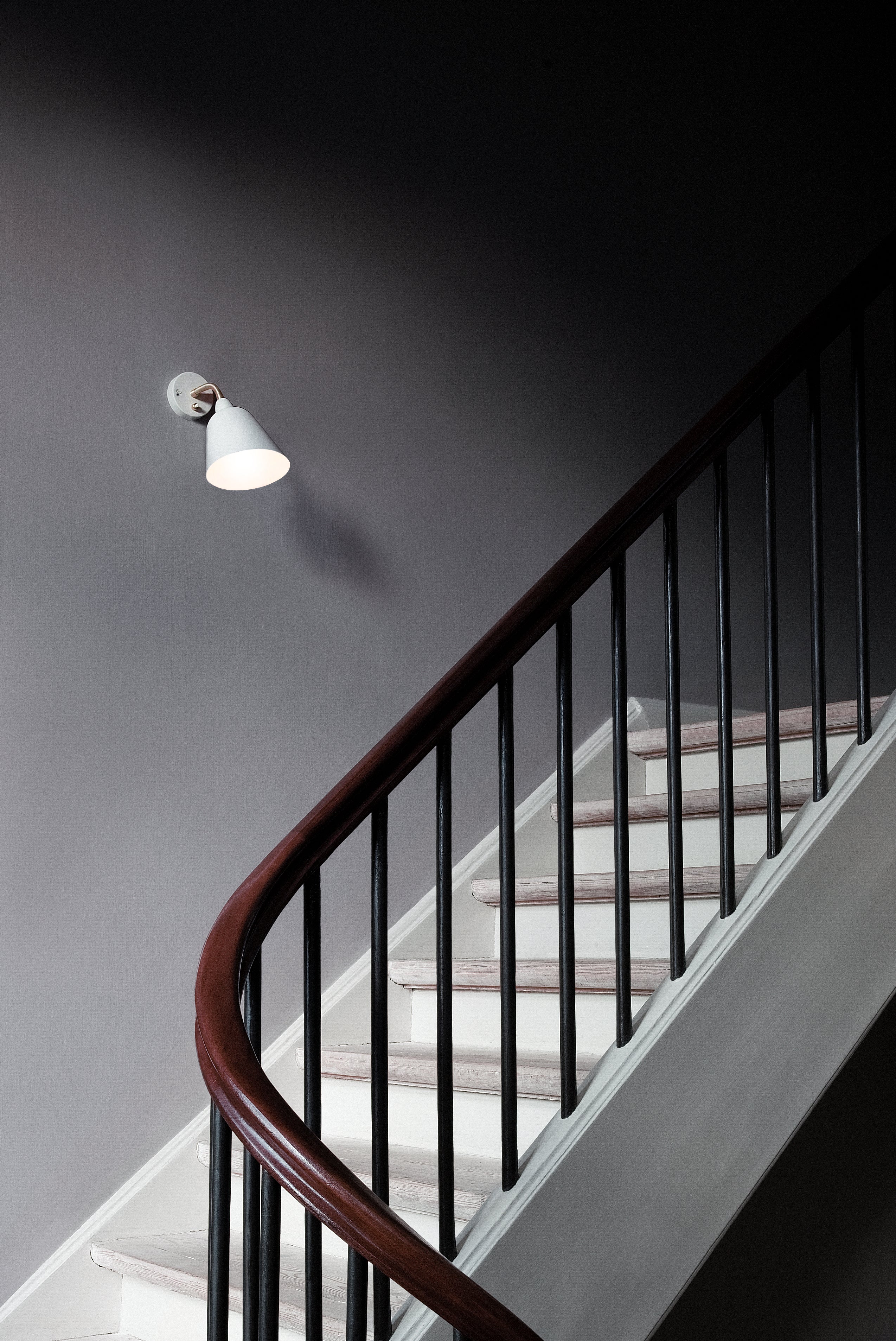 Wandlampe BELLEVUE AJ9 schwarz mit messingfarbener Oberfläche