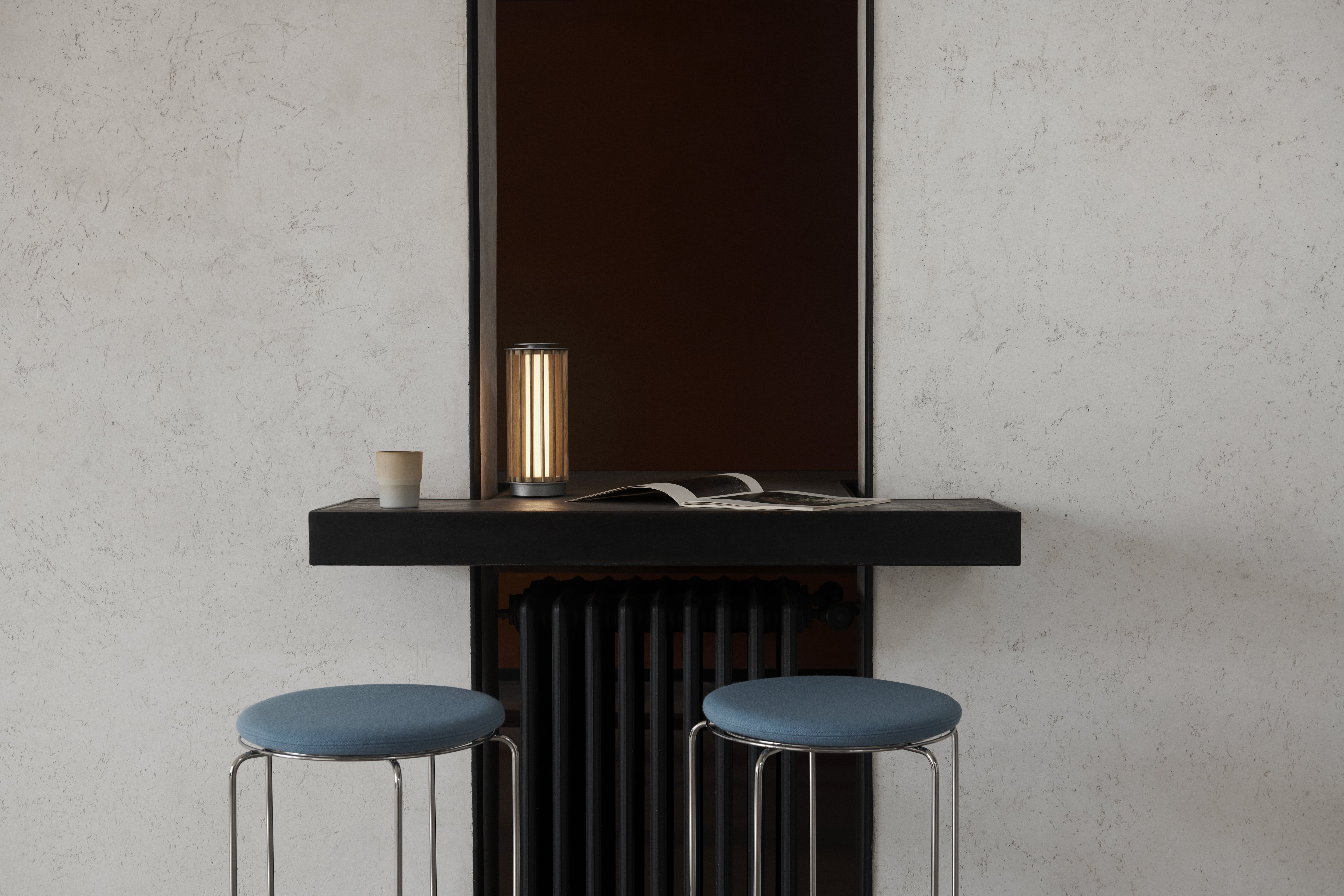 Tragbare Lampe NUMBRA TY3 aus Aluminium mit Eichenholz.