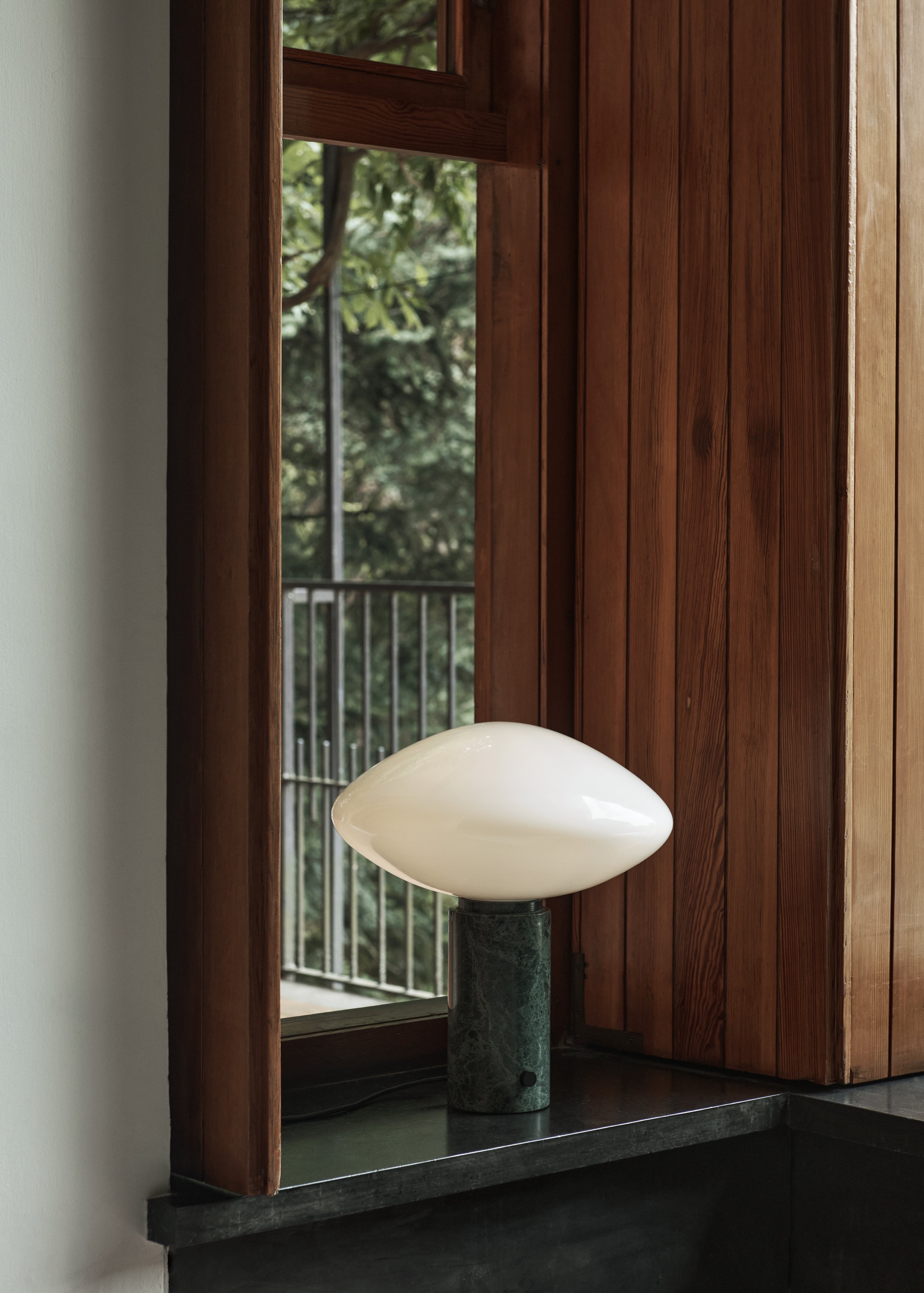Tischlampe MIST AP17 mit gläsernem Schirm und grüner Marmorbasis