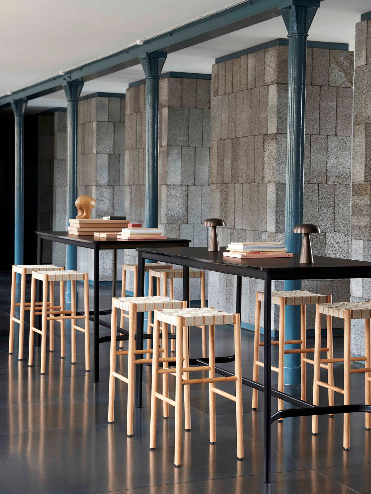 Hocker BETTY mit beigem gewebtem Sitz aus rauchgeöltem Eichenholz