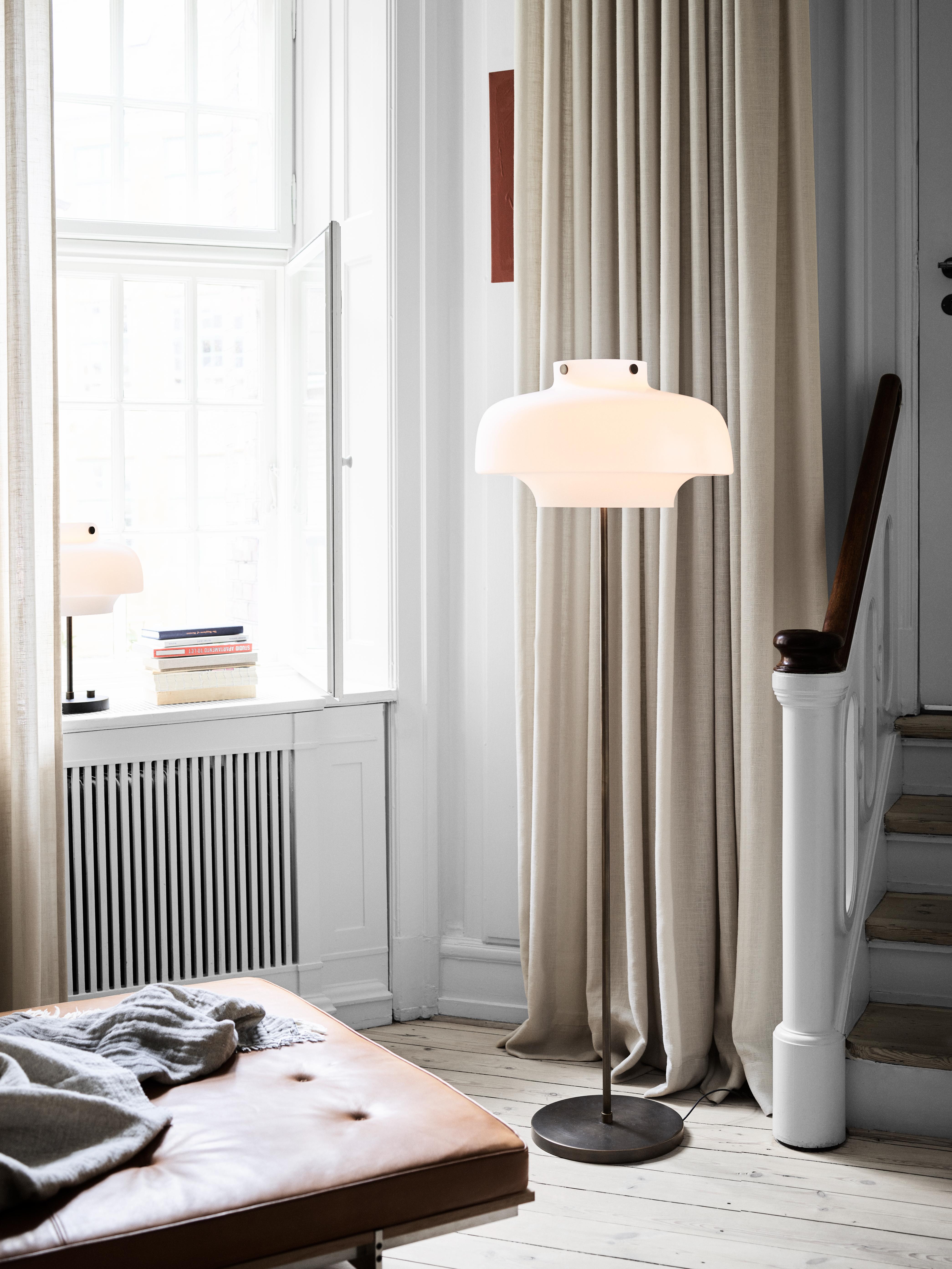 Stehlampe COPENHAGEN SC14 mit opalisiertem Schirm und brüniertem Messingfuß