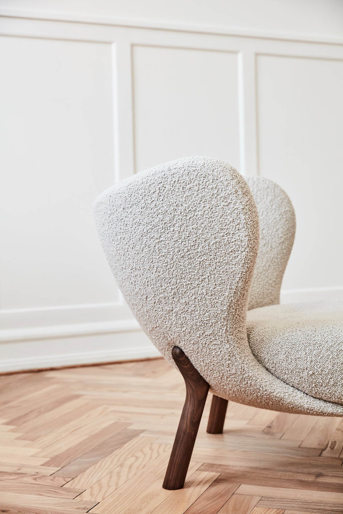 Sessel LITTLE PETRA VB1 gepolstert mit Nussbaumfuß