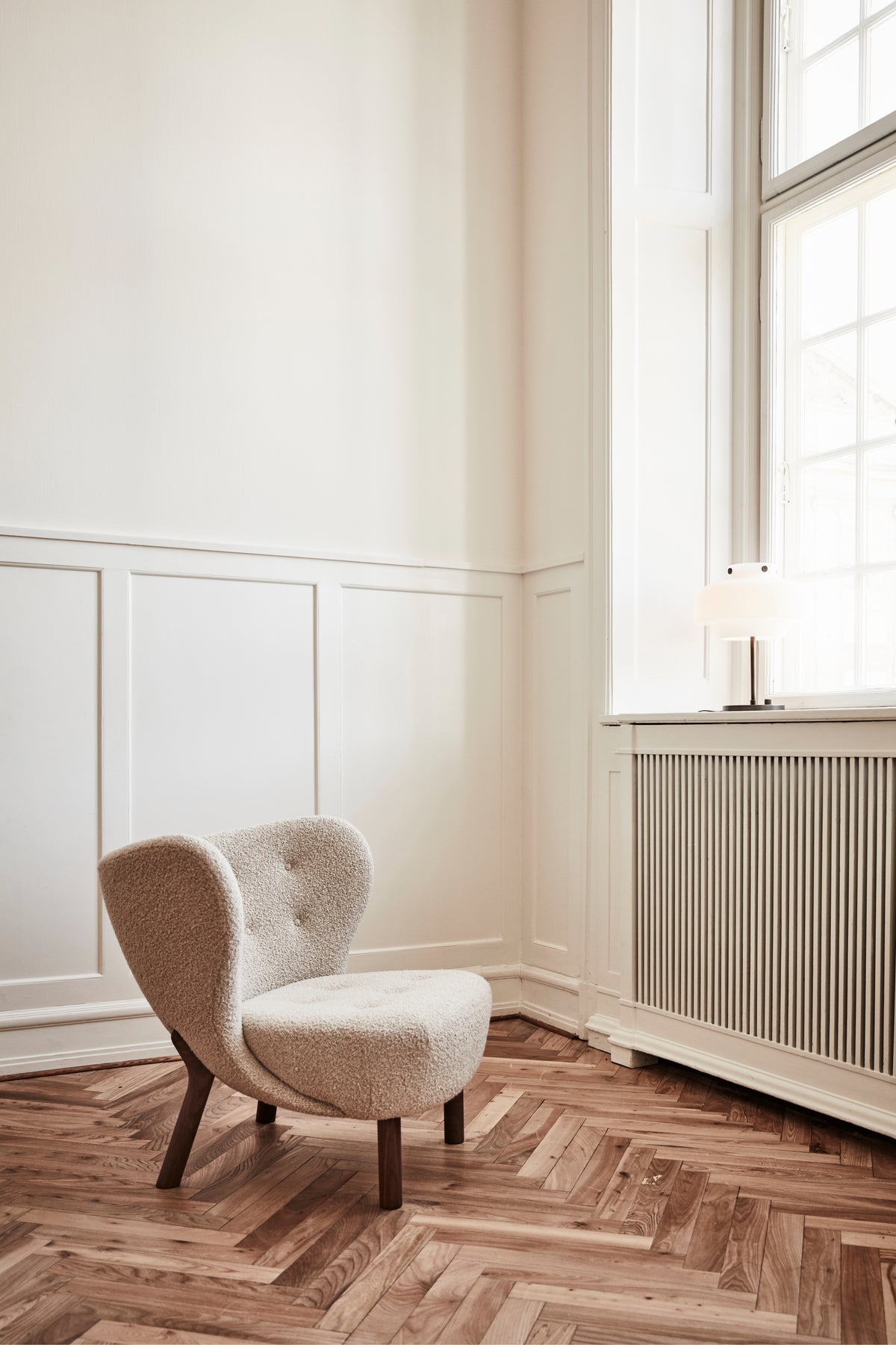 Sessel LITTLE PETRA VB1 gepolstert mit Nussbaumfuß