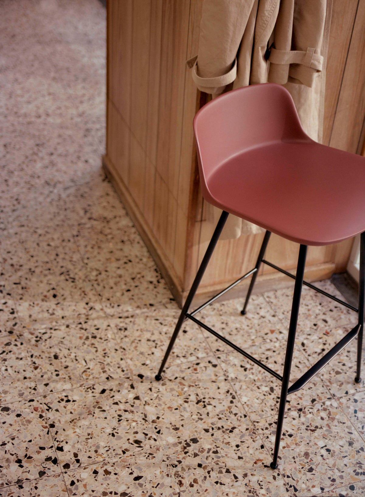 Hocker RELY sandfarben mit schwarzem Stahlgestell