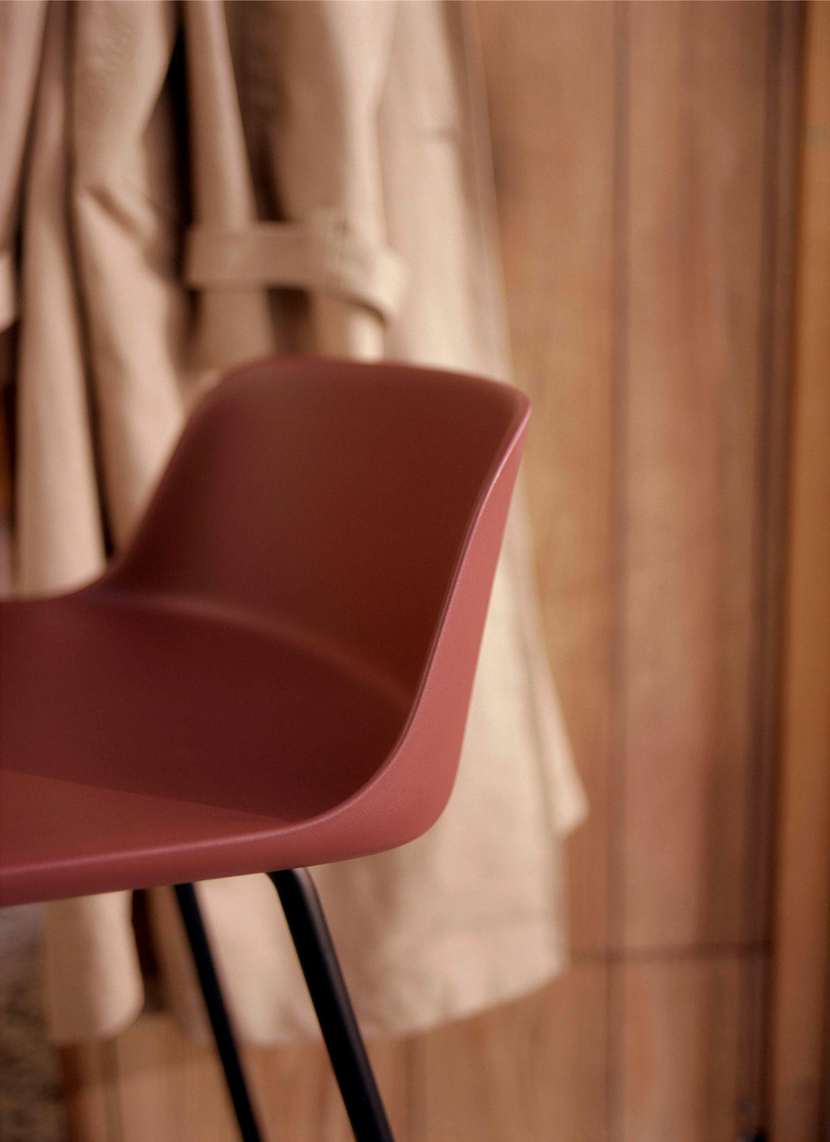 Hocker RELY sandfarben mit schwarzem Stahlgestell