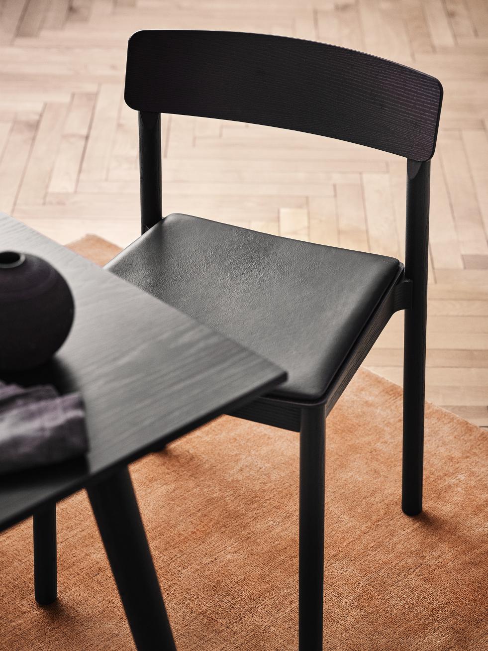 Tisch IN BETWEEN schwarz lackierte Eiche