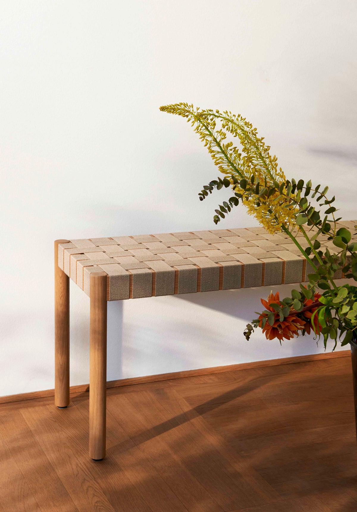 Bank BETTY, beige gewebter Sitz mit schwarz lackierter Esche
