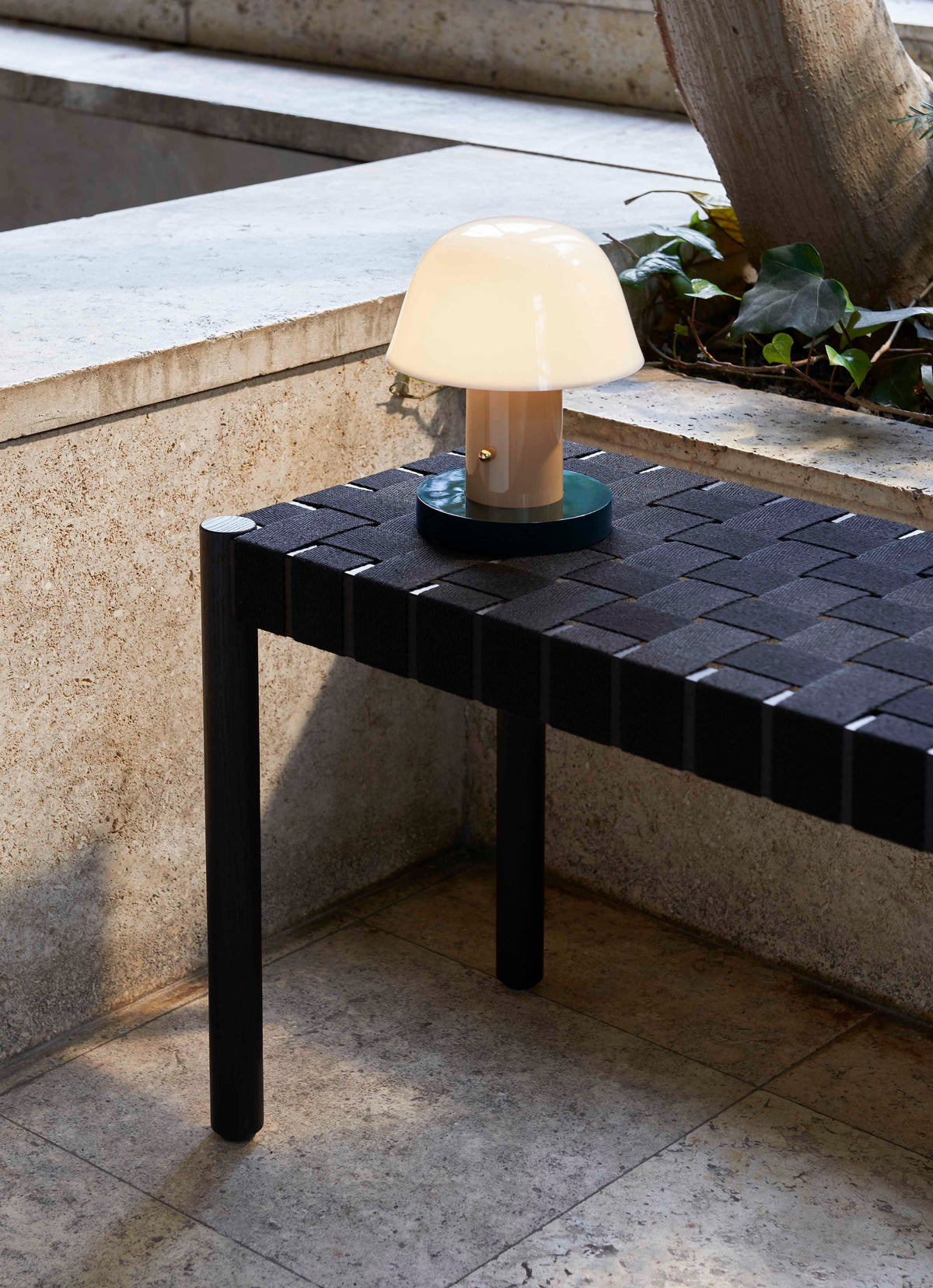 Bank BETTY, beige gewebter Sitz mit schwarz lackierter Esche