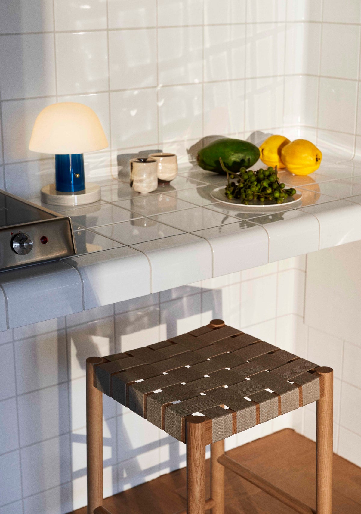 Hocker BETTY mit beigem gewebtem Sitz aus rauchgeöltem Eichenholz
