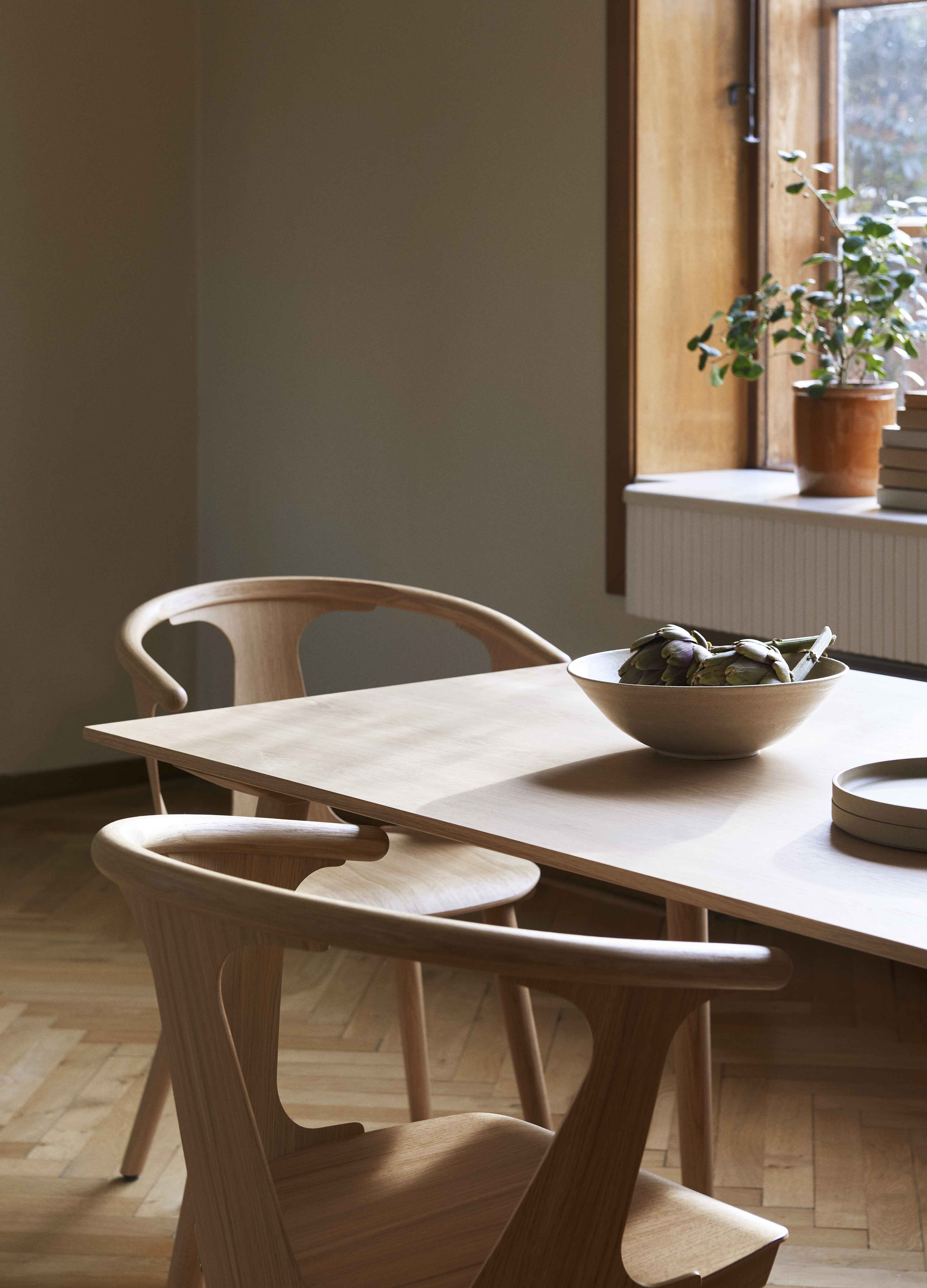 Tisch IN BETWEEN rauchfarbig lackierte Eiche