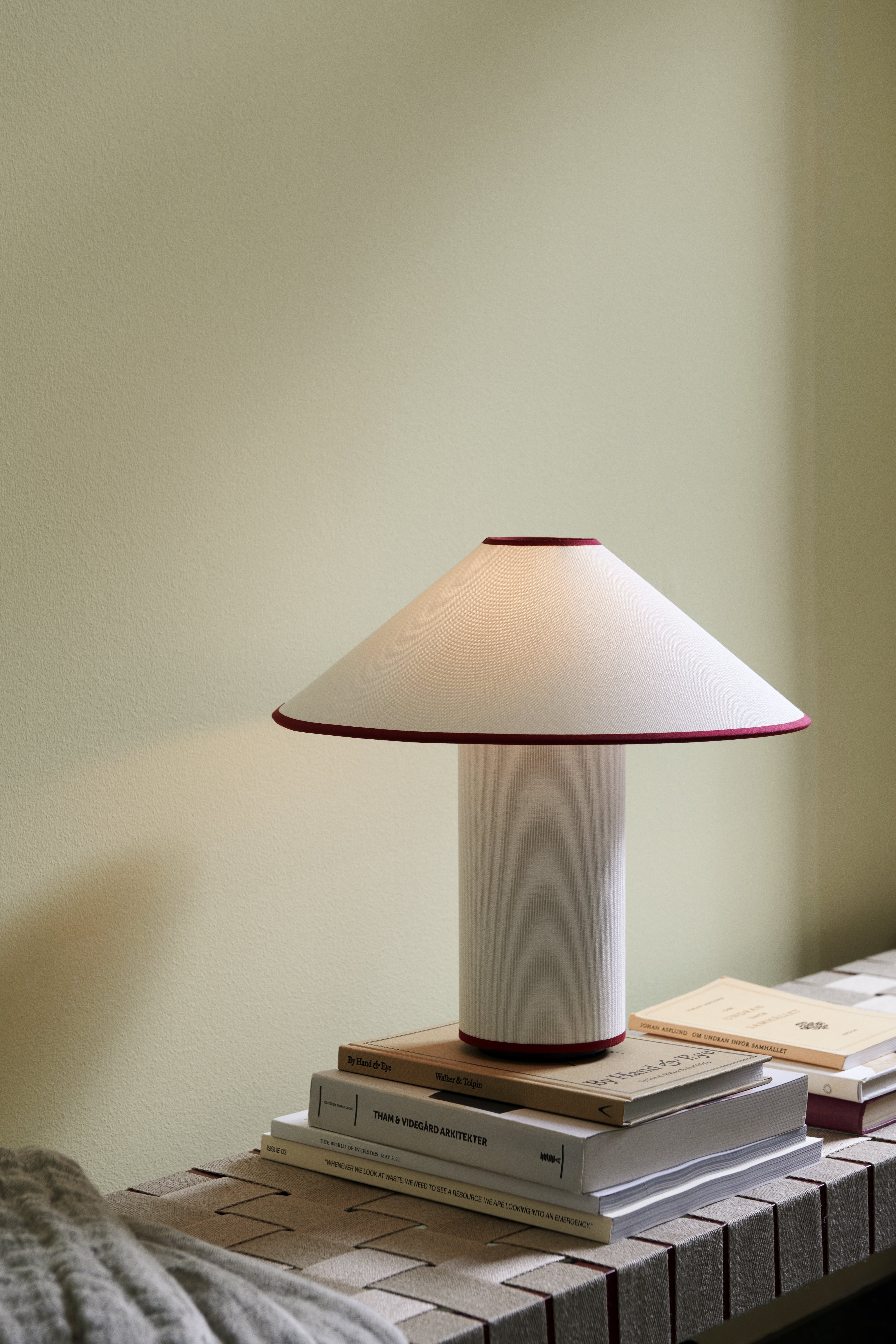 Tischlampe COLETTE ATD6 in Weiß mit rotem Finish