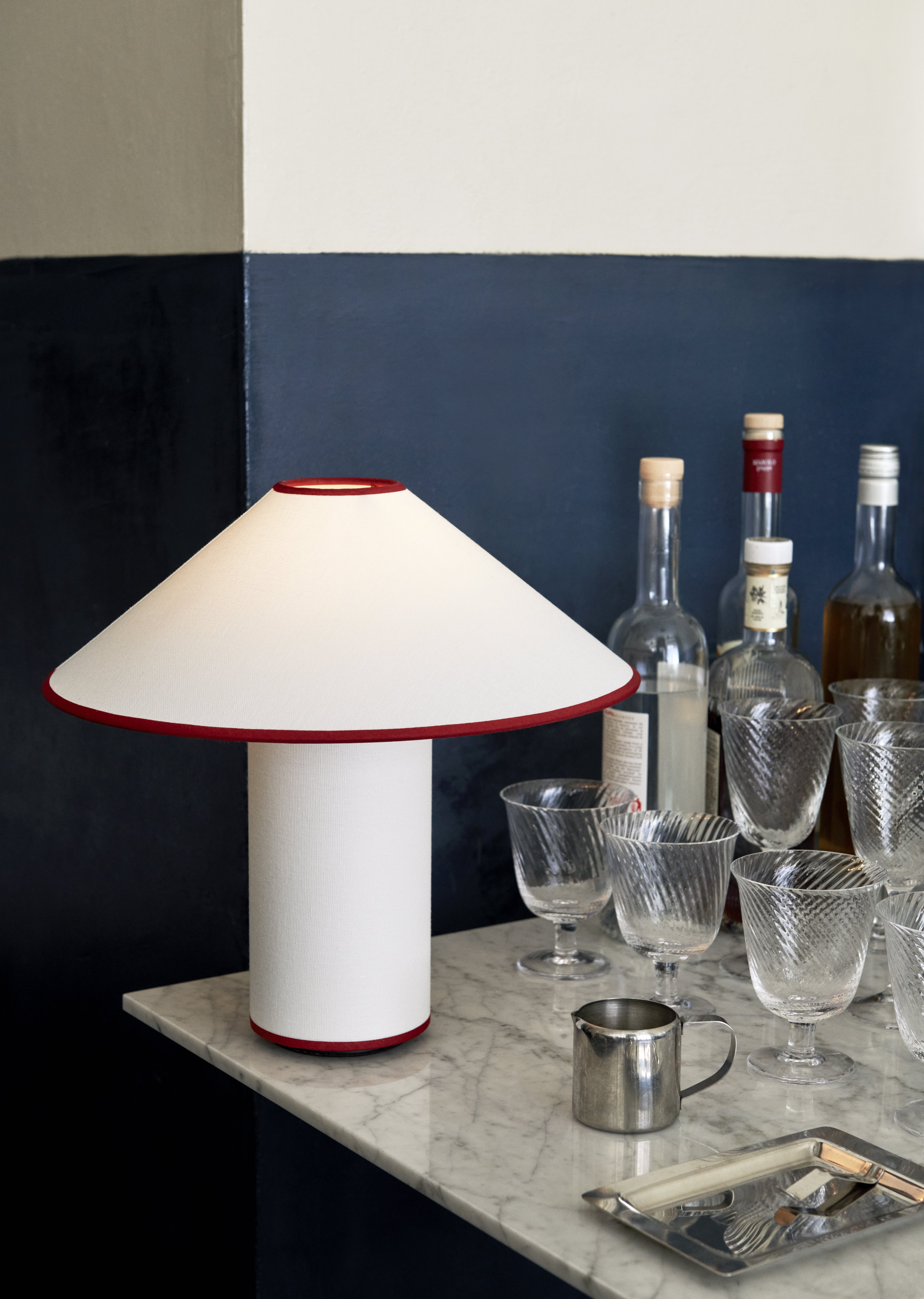Tischlampe COLETTE ATD6 in Weiß mit rotem Finish
