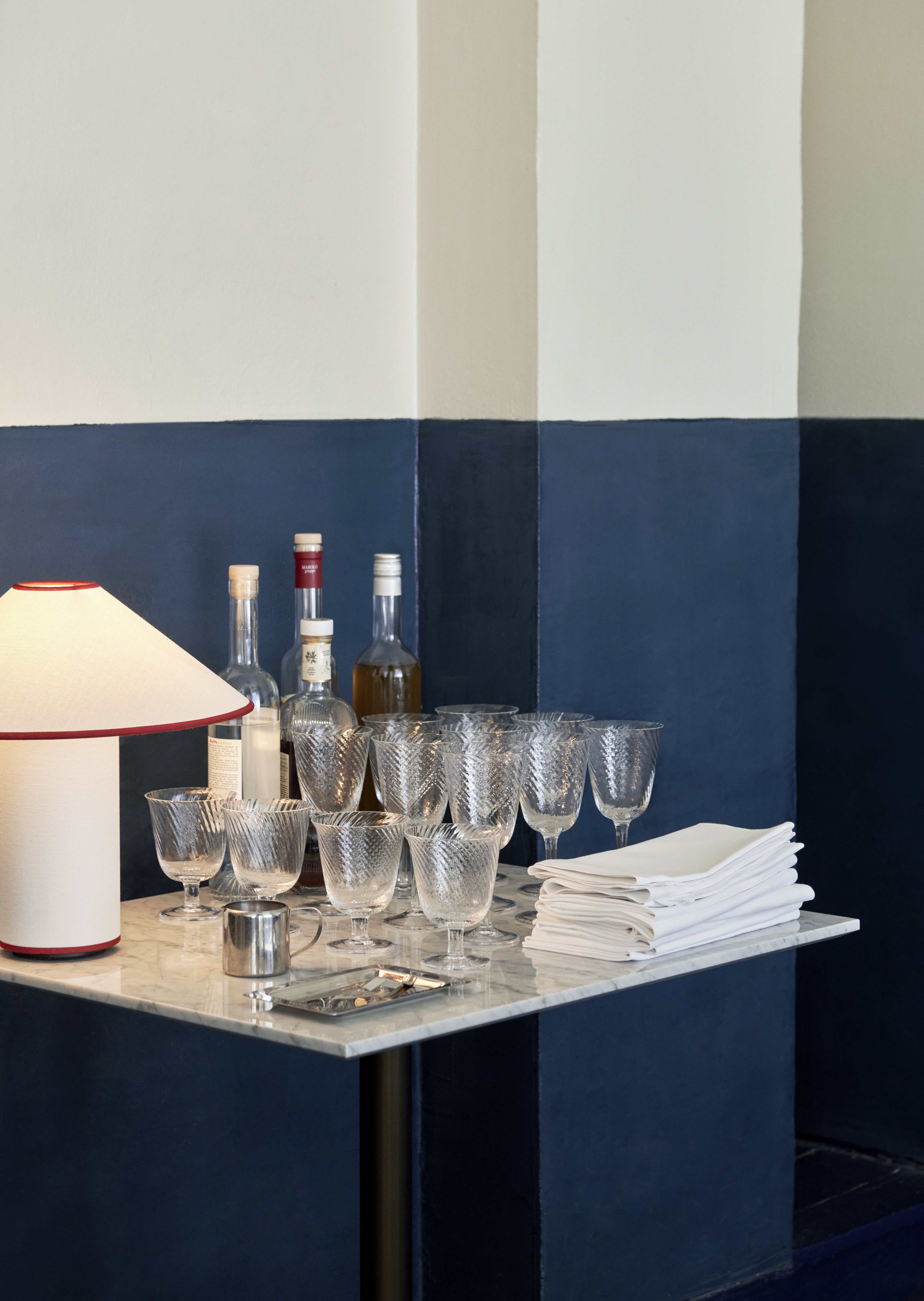 Tischlampe COLETTE ATD6 in Weiß mit rotem Finish