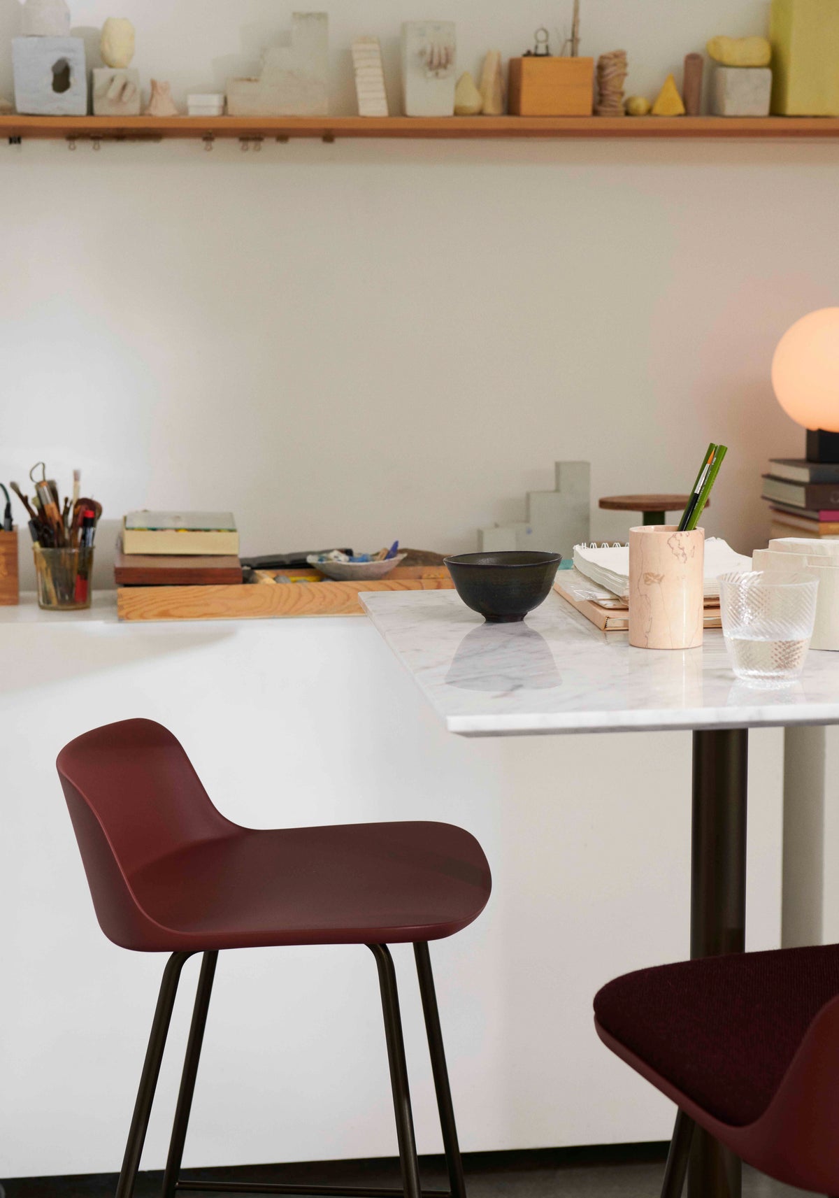 Hocker RELY sandfarben mit schwarzem Stahlgestell