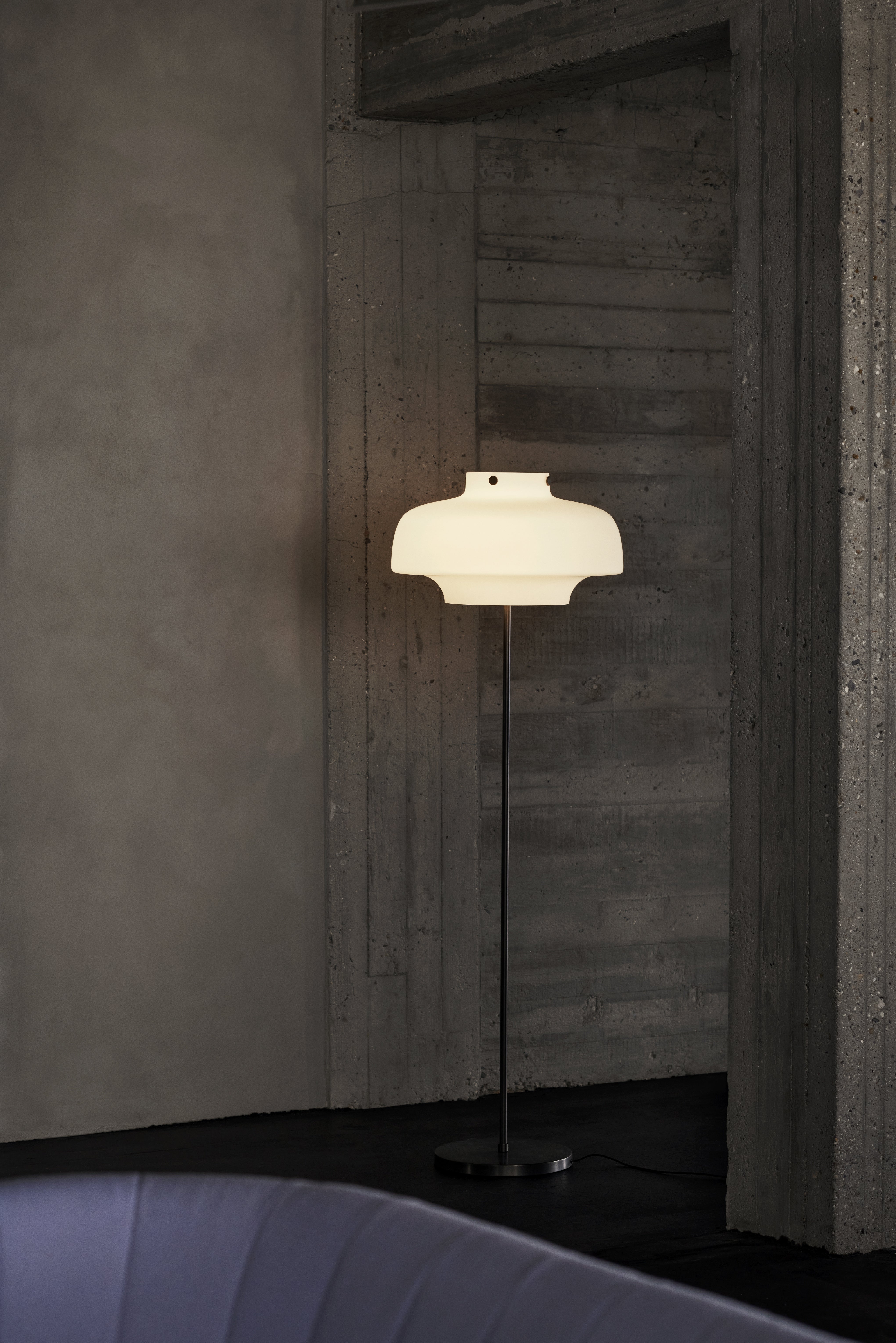 Stehlampe COPENHAGEN SC14 mit opalisiertem Schirm und brüniertem Messingfuß