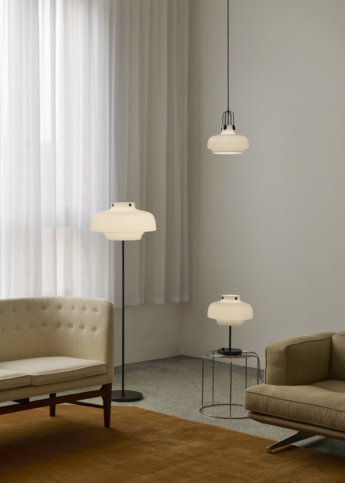 Stehlampe COPENHAGEN SC14 mit opalisiertem Schirm und brüniertem Messingfuß