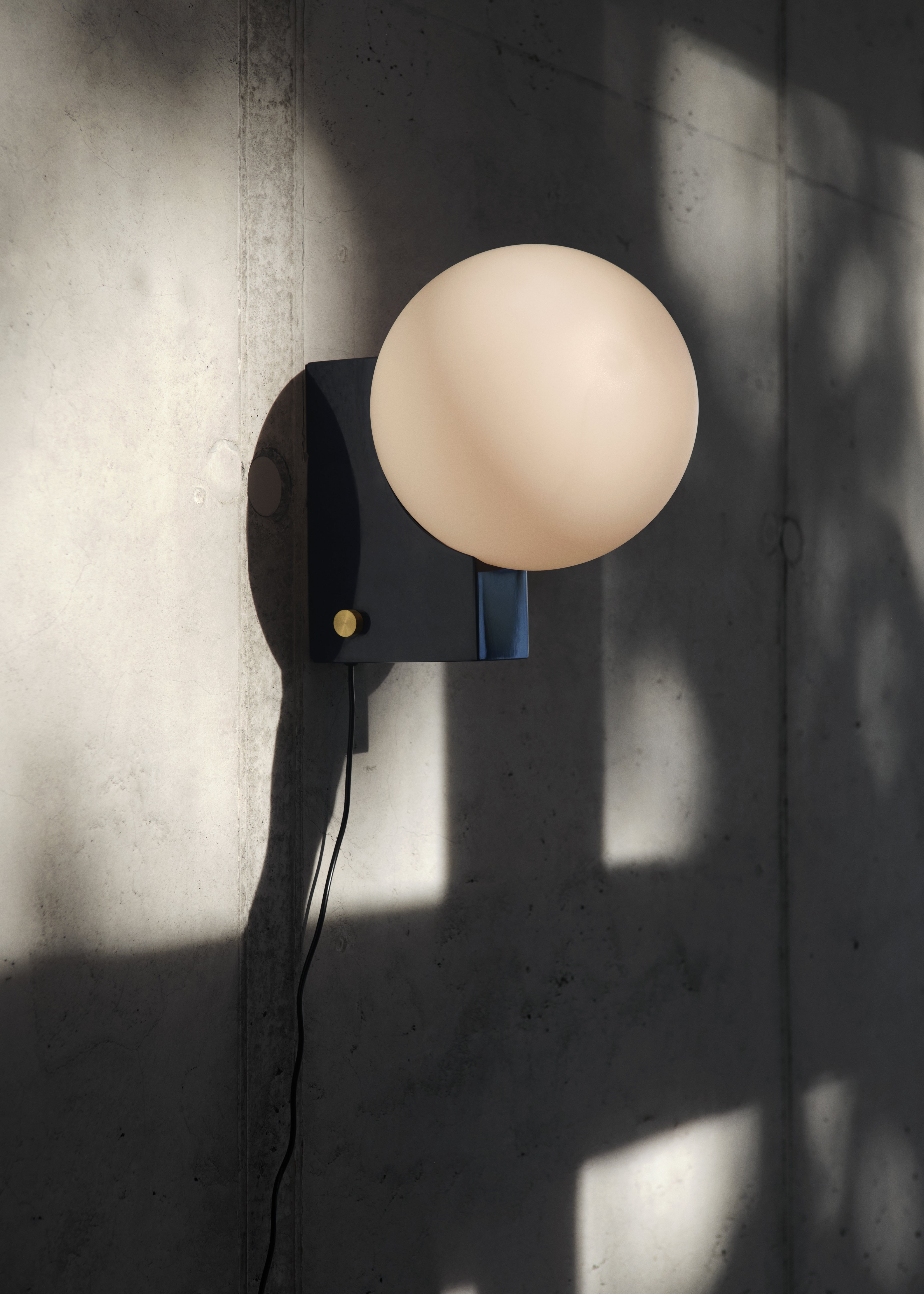 Wandlampe JOURNEY SH2 mit gläsernem Schirm und grauem Sockel