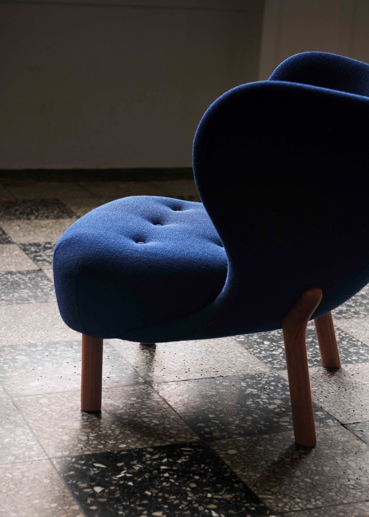 Sessel LITTLE PETRA VB1 gepolstert mit Nussbaumfuß