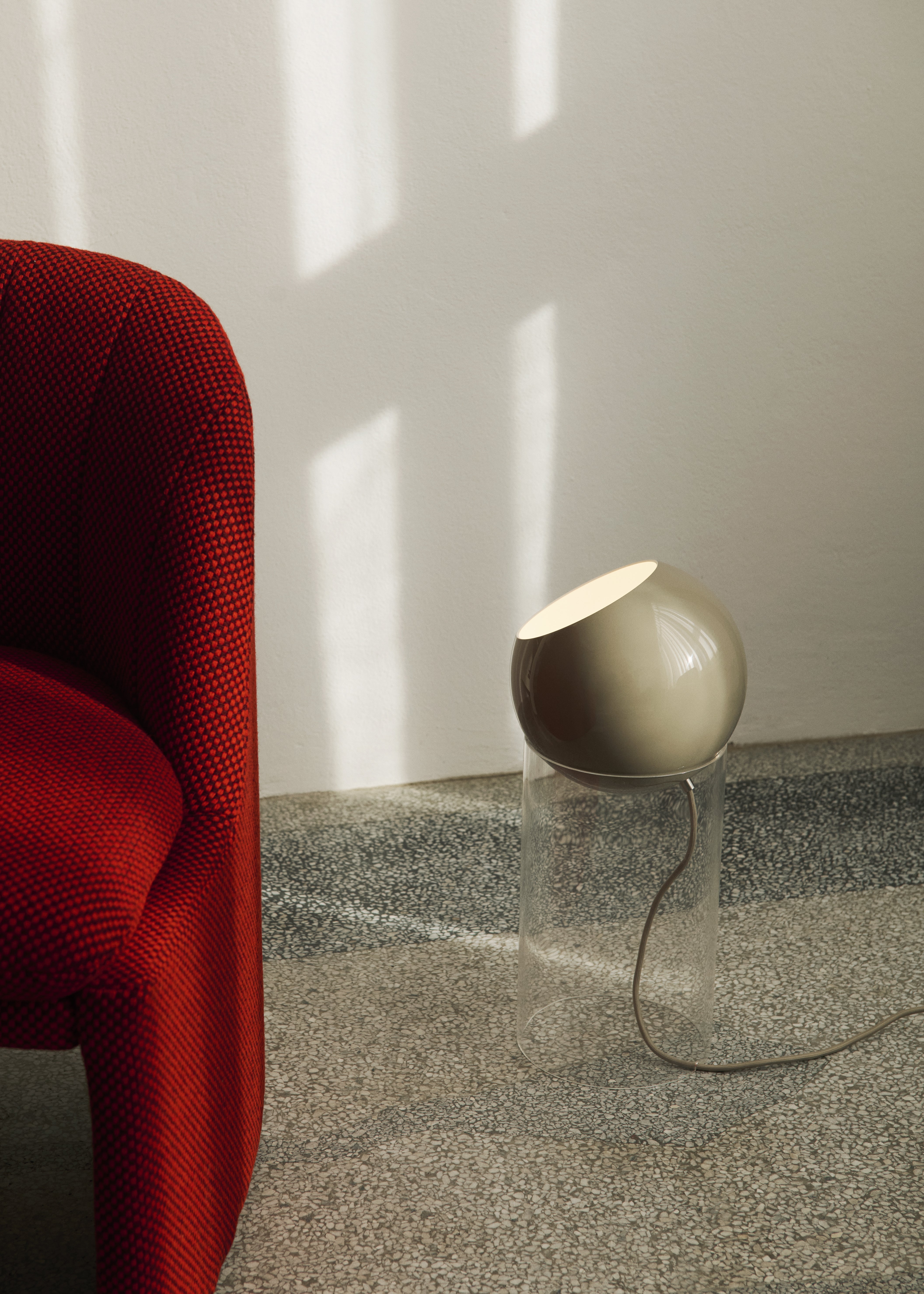 Tischlampe TOPAN mit graubeigem Schirm und transparenter Basis