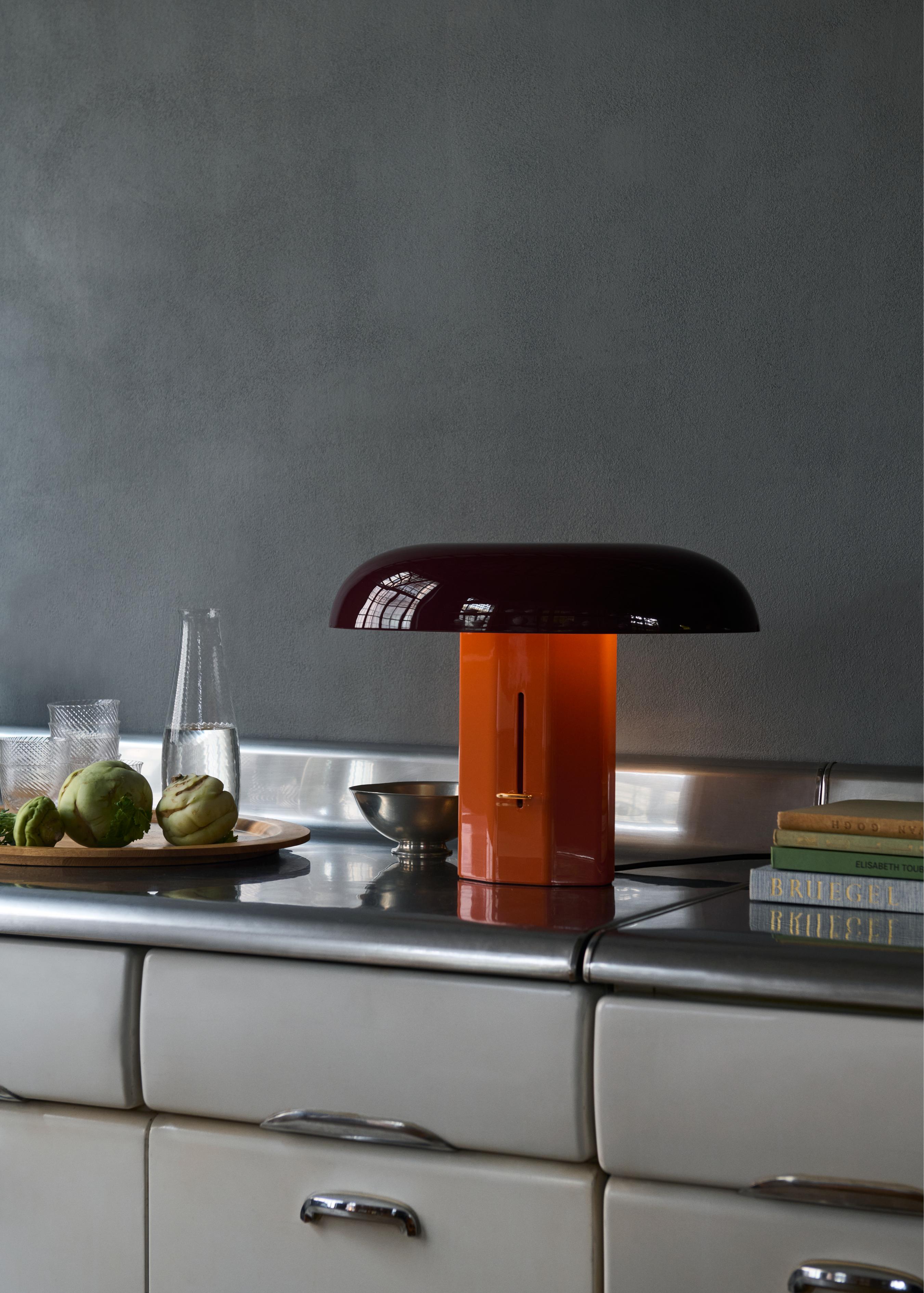 Tischlampe MONTERA JH42 mit rubinrotem Schirm und bernsteinfarbenem Fuß.