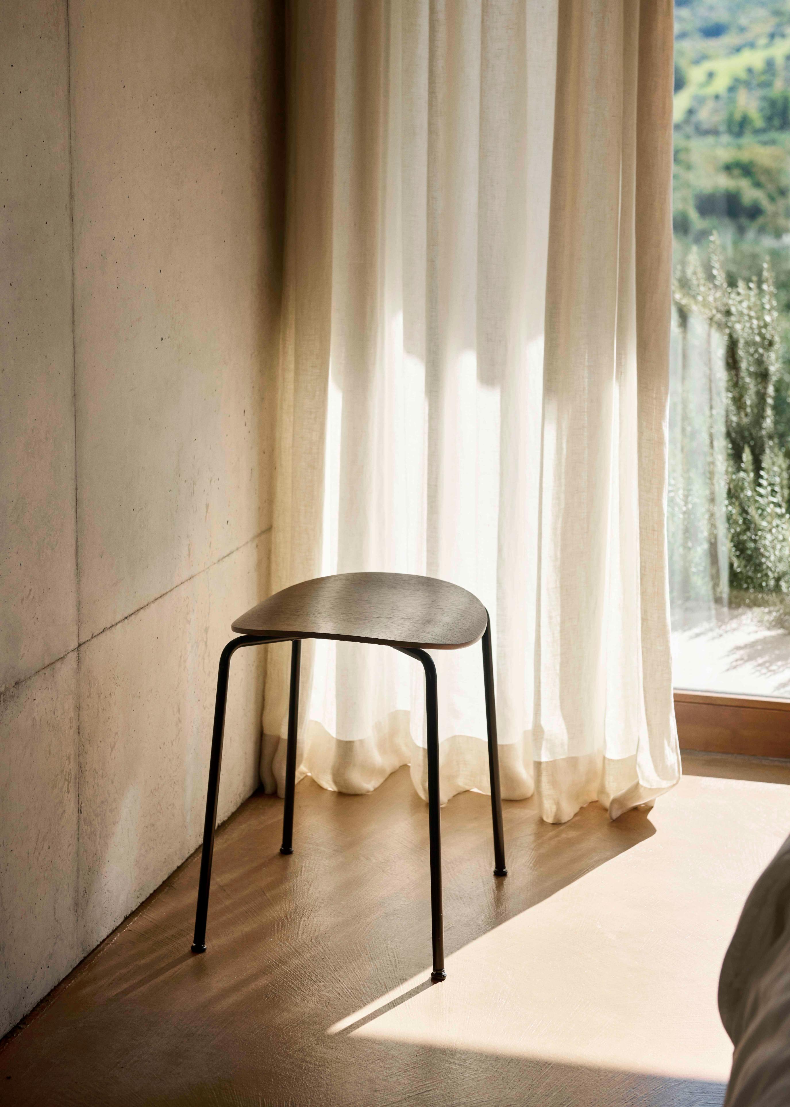 Hocker PAVILION AV36 aus schwarzem Eichenholz mit schwarzem Stahlgestell
