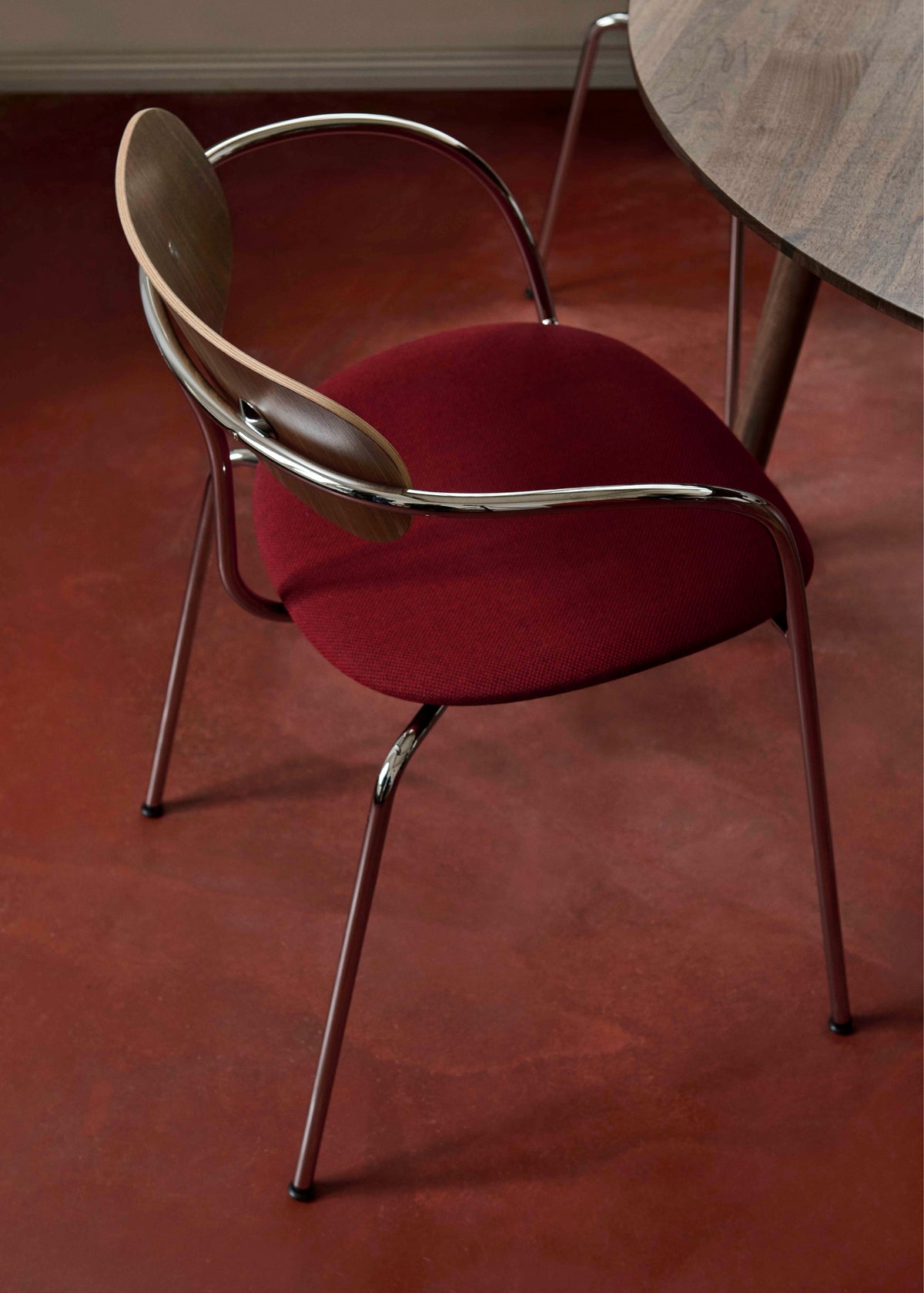 Stuhl PAVILION AV4 aus lackierter Eiche mit gepolsterter Sitzfläche und schwarzem Gestell