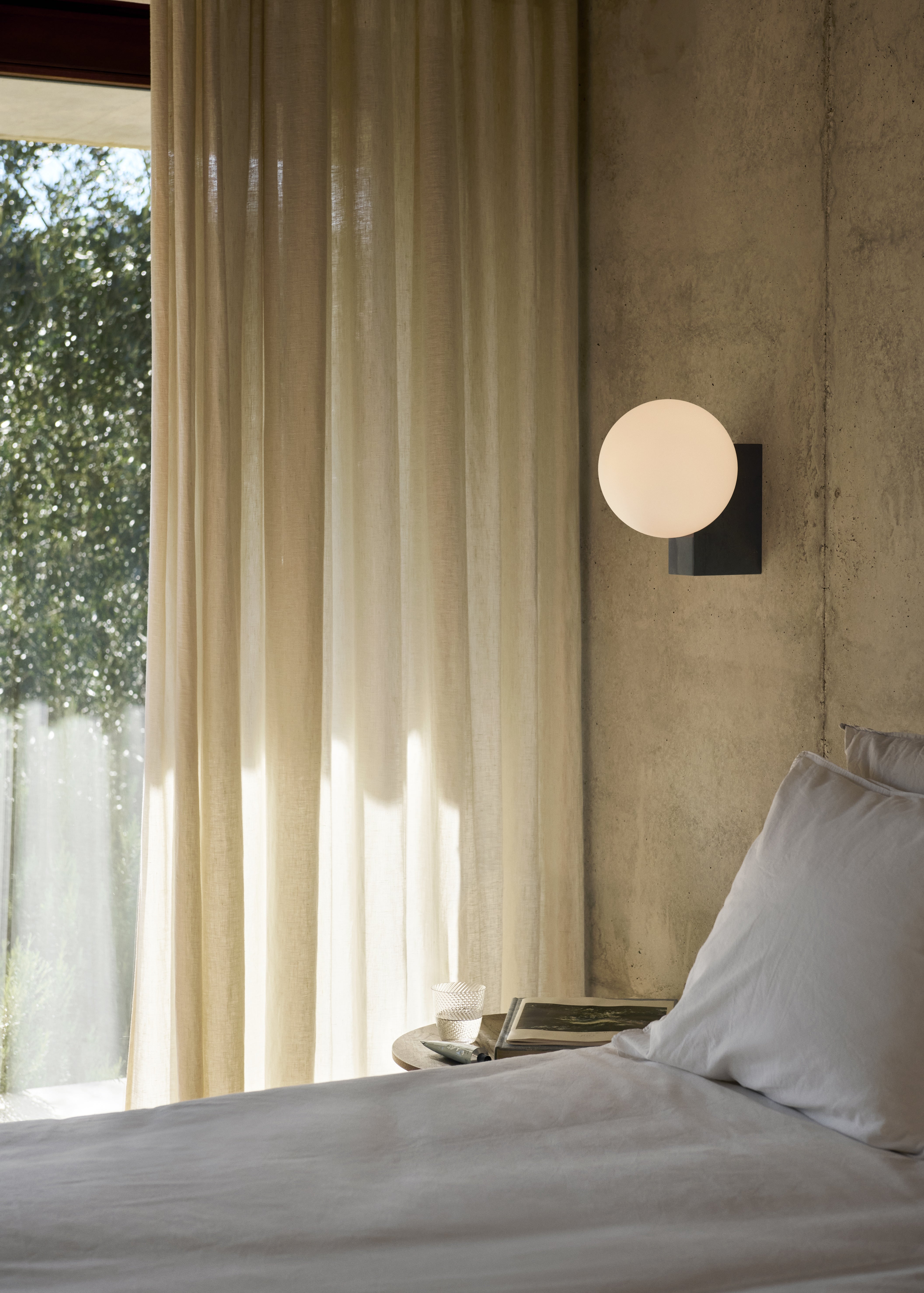 Wandlampe JOURNEY SH2 mit gläsernem Schirm und grauem Sockel