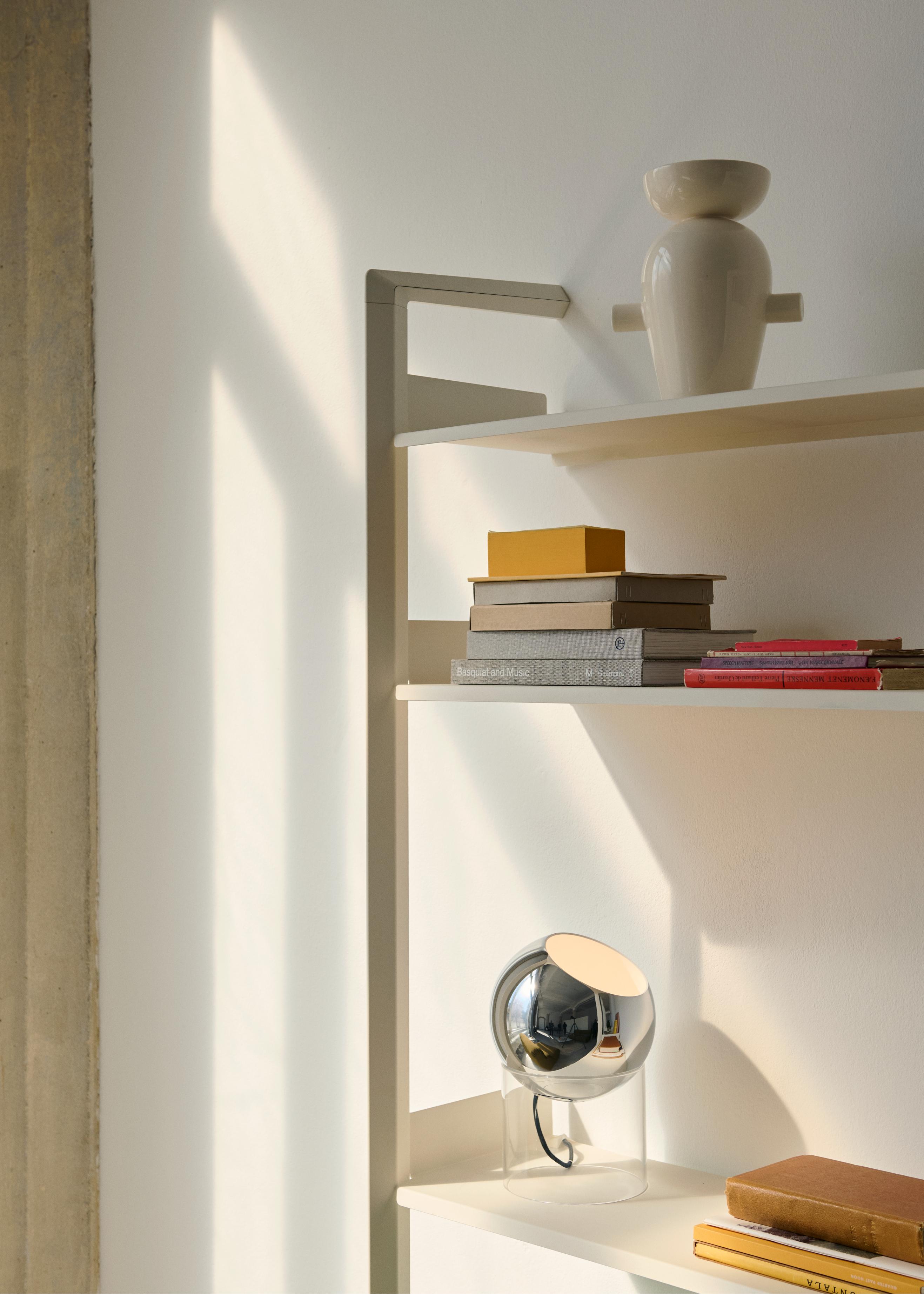 Tischlampe TOPAN VP13 mit verchromtem Schirm und transparenter Basis