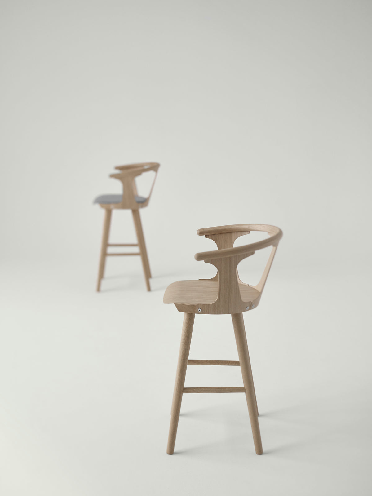 Hocker IN BETWEEN rauchige geölte Eiche