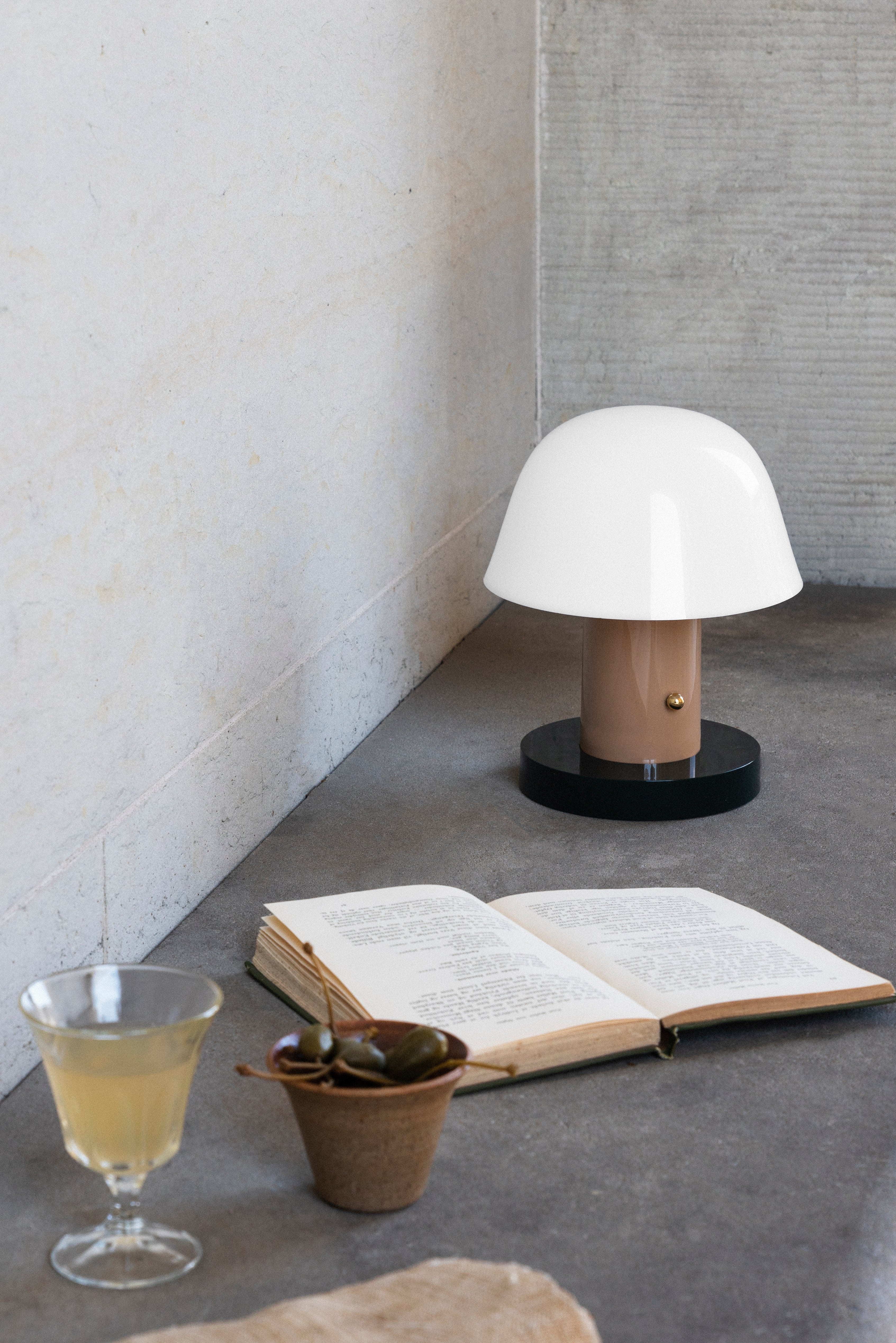 Tragbare Lampe SETAGO JH27 mit cremefarbenem Schirm und beige-grünem Fuß.