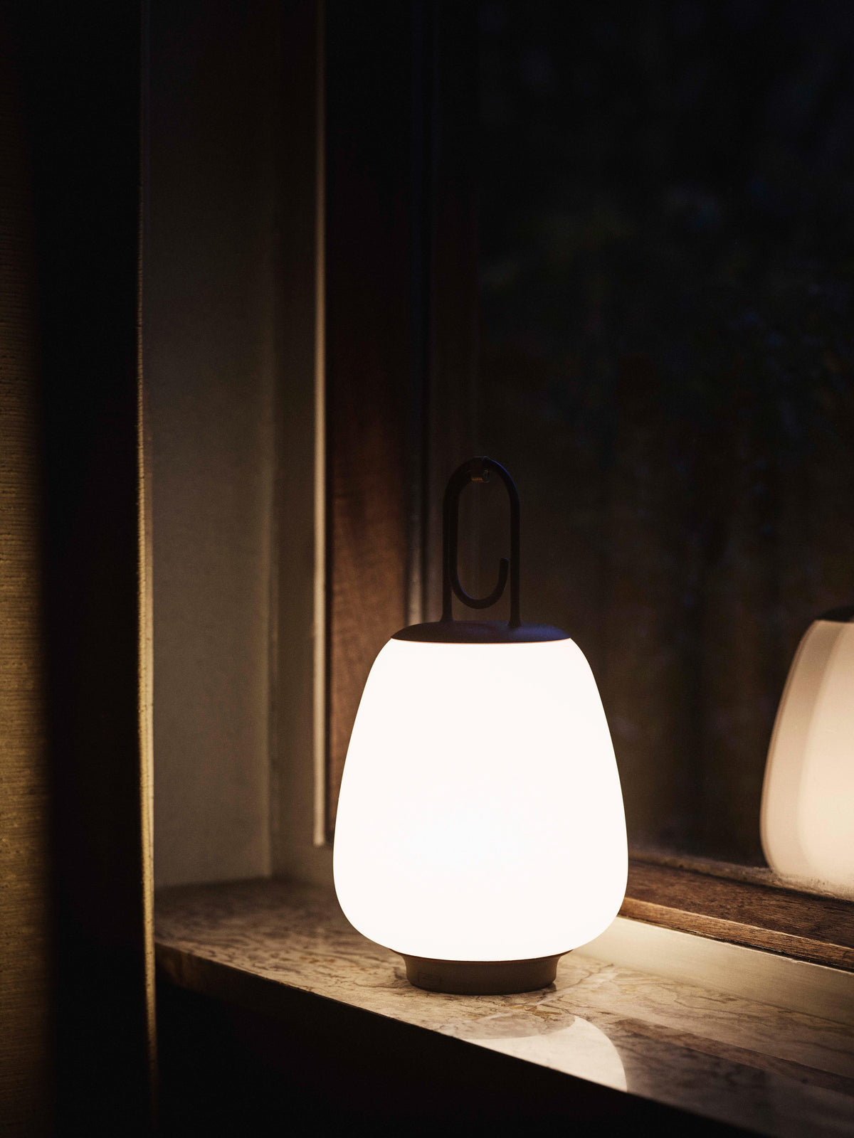 Tragbare Außenlampe LUCCA SC51 in Weiß mit schwarzem Finish