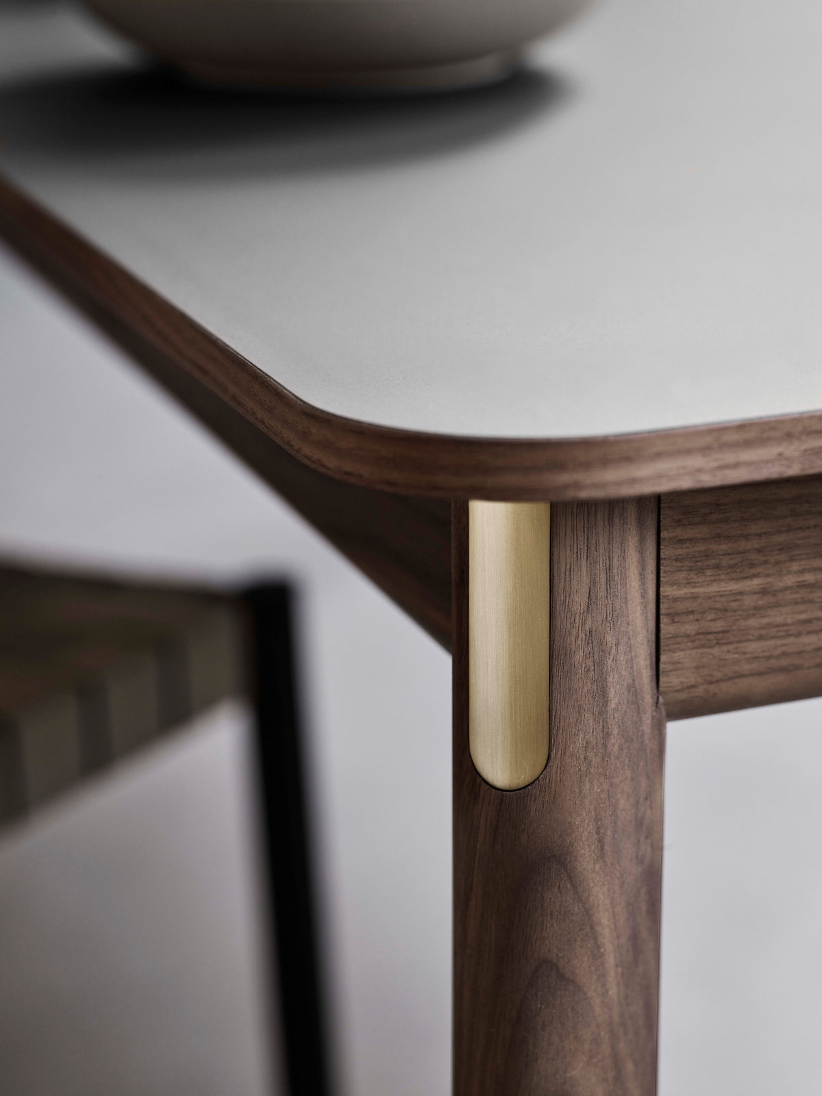 Ausziehbarer Tisch PATCH mit grauer Laminatplatte und rauchiger Eichenbasis