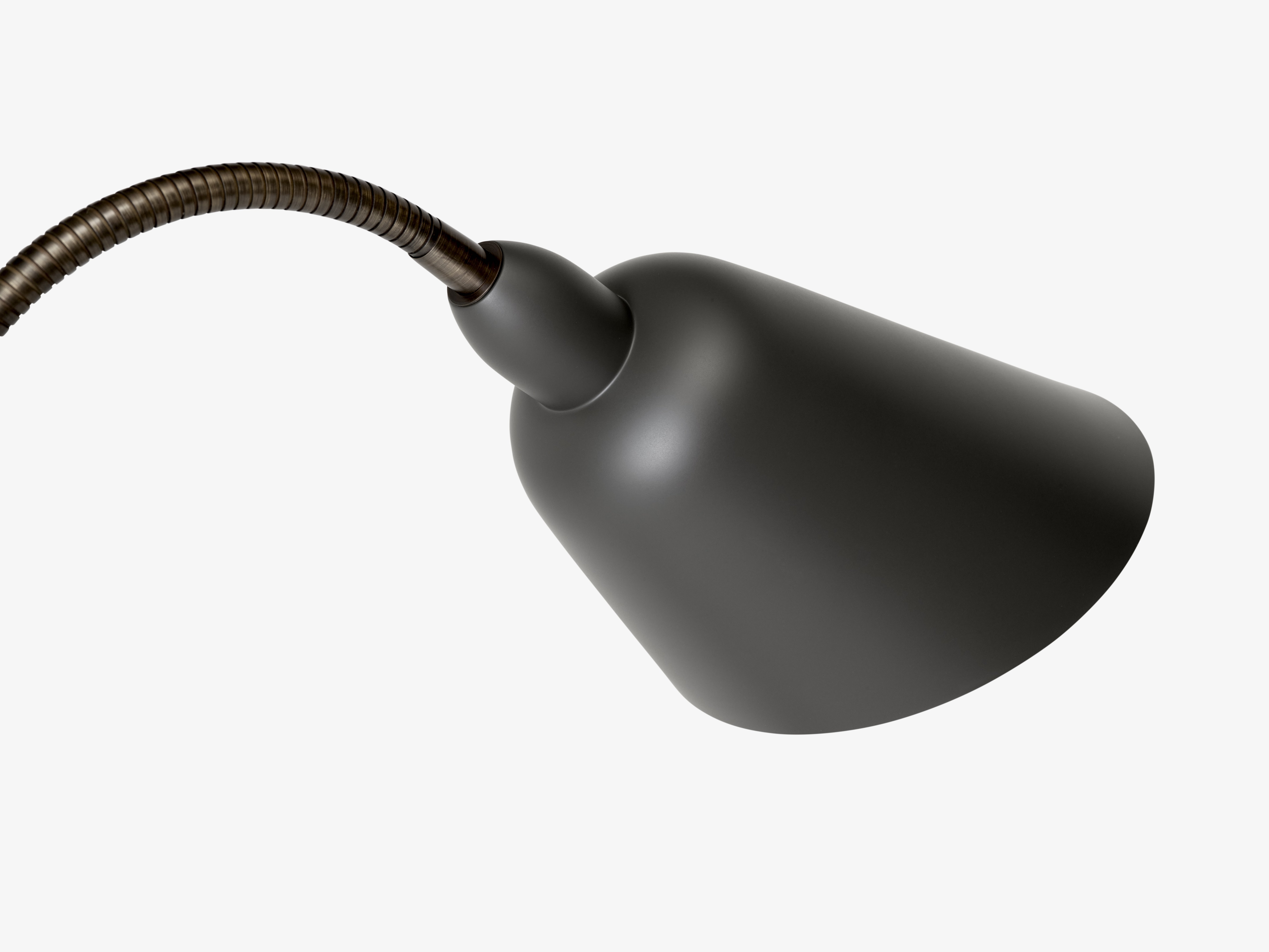 Stehlampe BELLEVUE AJ7 graphit mit brüniertem Messingfuß