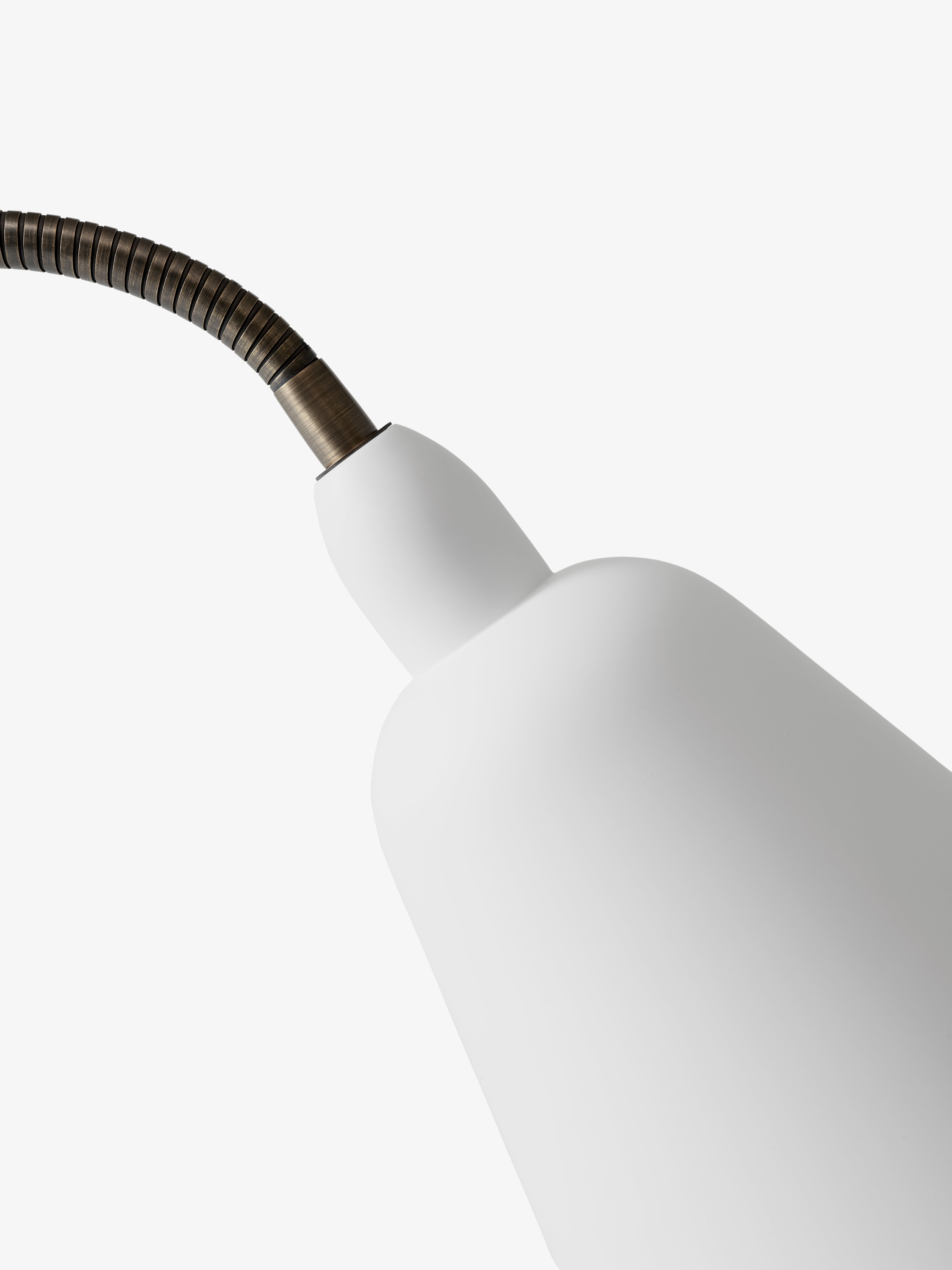 Stehlampe BELLEVUE AJ7 weiß mit brüniertem Messingfuß