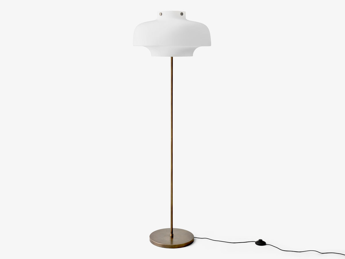 Stehlampe COPENHAGEN SC14 mit opalisiertem Schirm und brüniertem Messingfuß