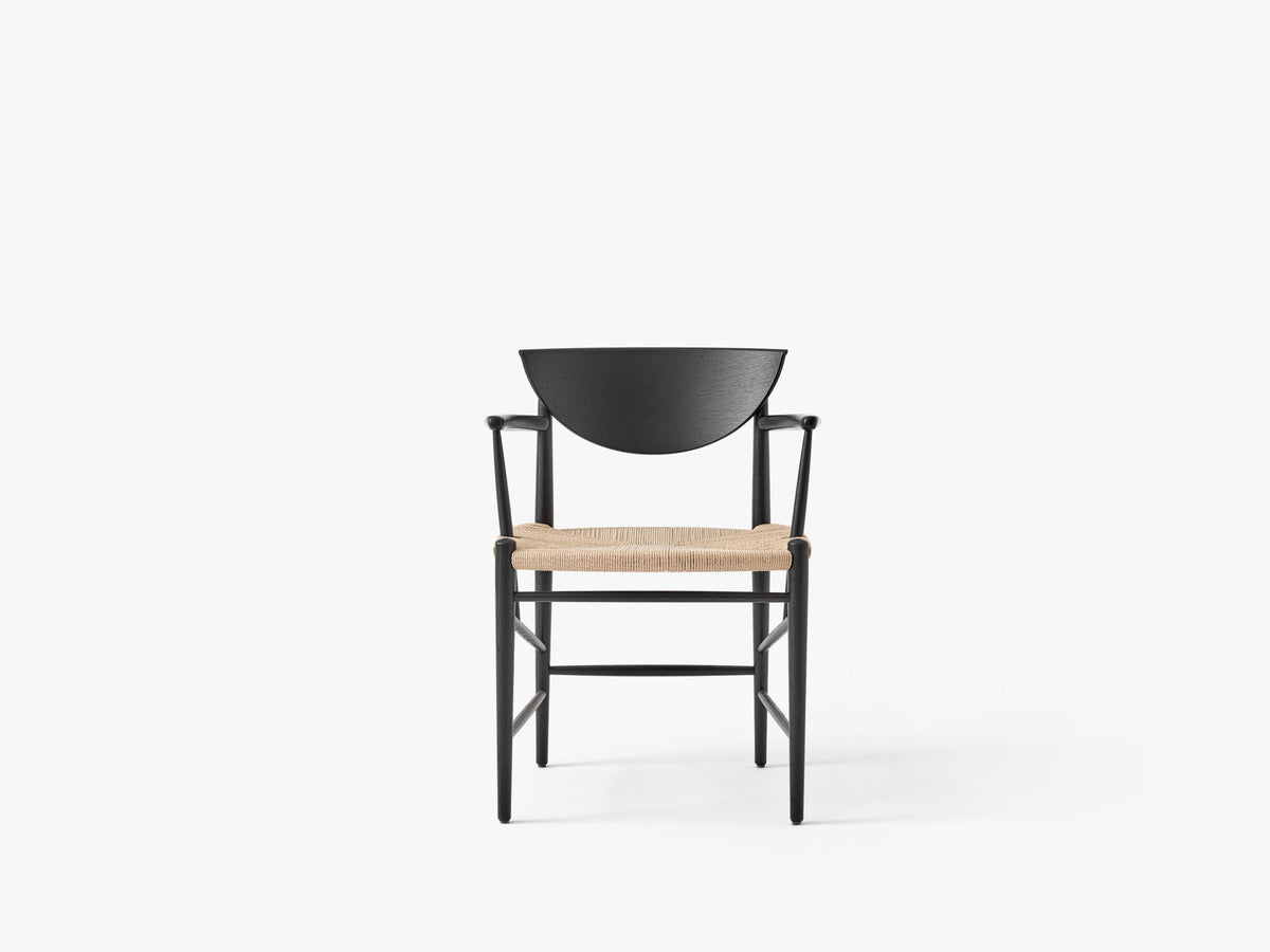 Sessel mit Armlehnen DRAWN HM4 schwarz lackierte Eiche mit gewebtem Sitz