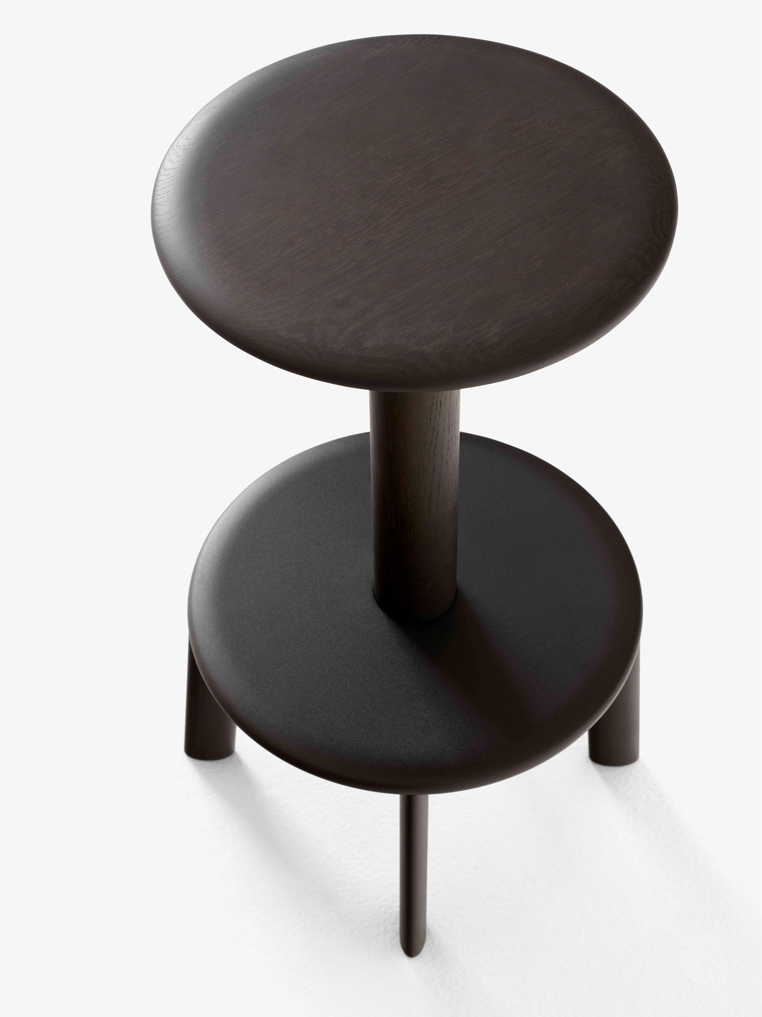 Hocker MASSIF schwarz lackierte Eiche mit Stahlbasis