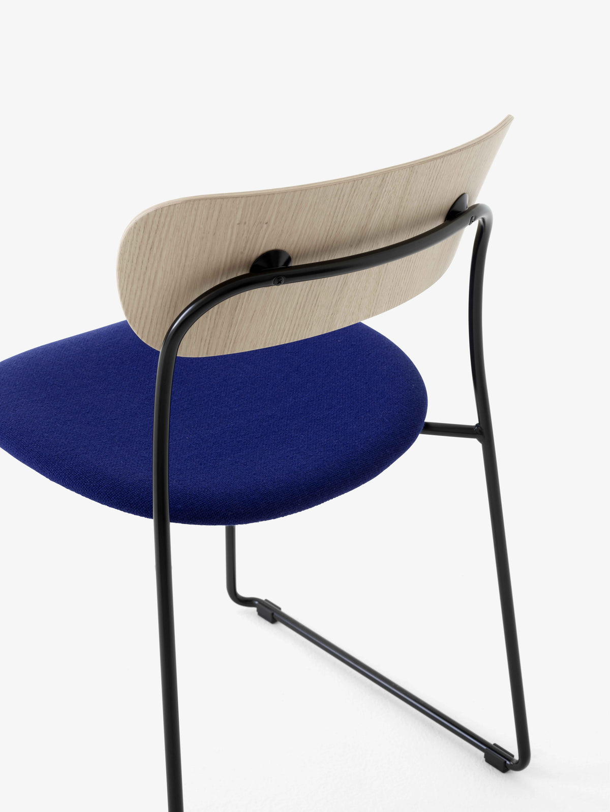 Stuhl PAVILION AV52 lackierte Eiche mit gepolstertem Sitz und schwarzem Gestell