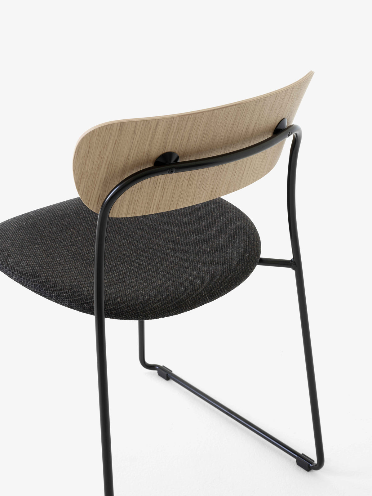 Stuhl PAVILION AV52 lackierte Eiche mit gepolstertem Sitz und schwarzem Gestell