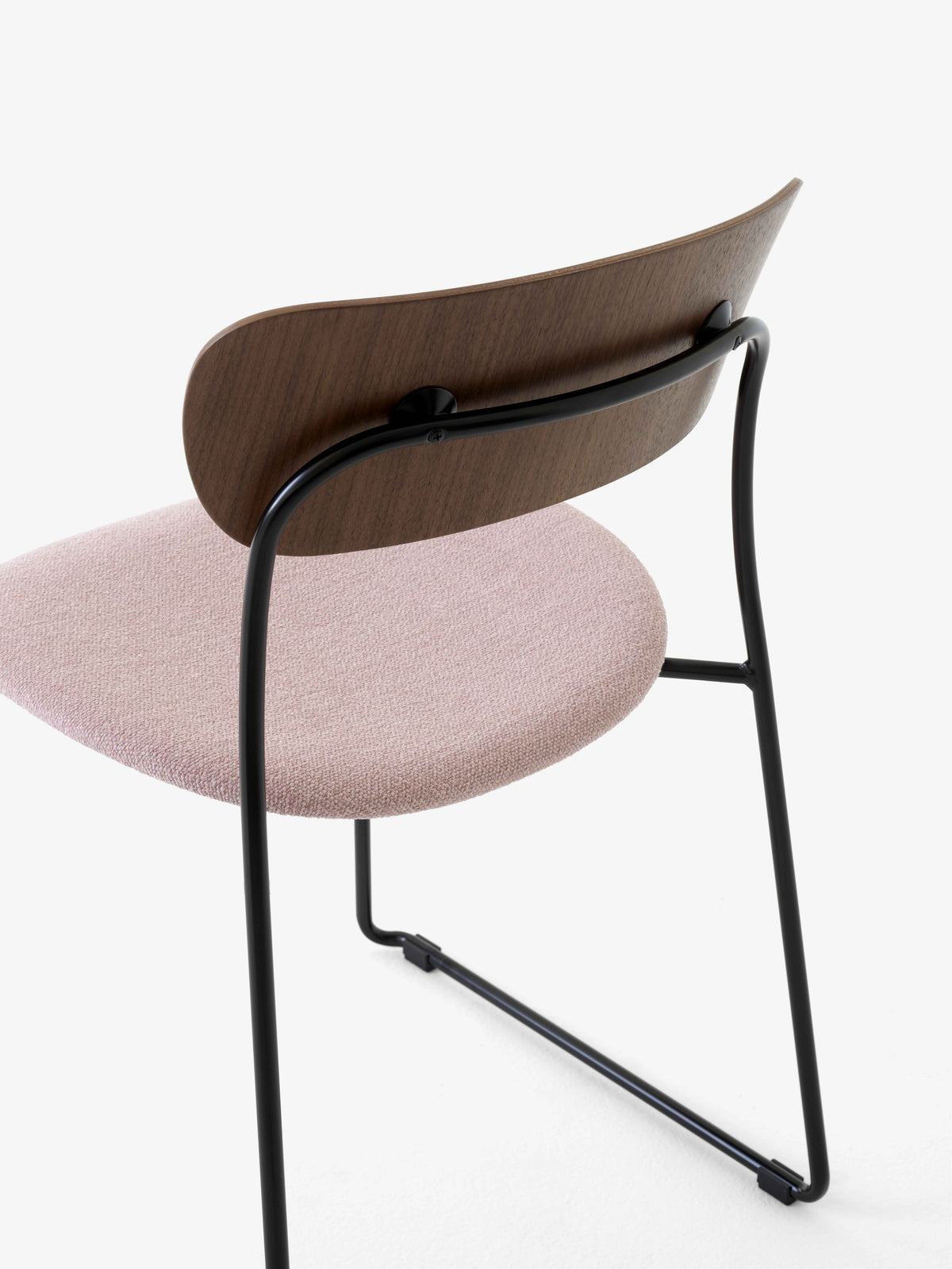 Stuhl PAVILION AV52 lackierte Nuss mit gepolstertem Sitz und schwarzem Gestell