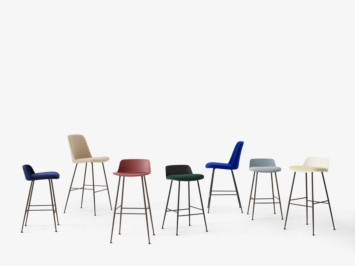 Hocker RELY sandfarben mit schwarzem Stahlgestell