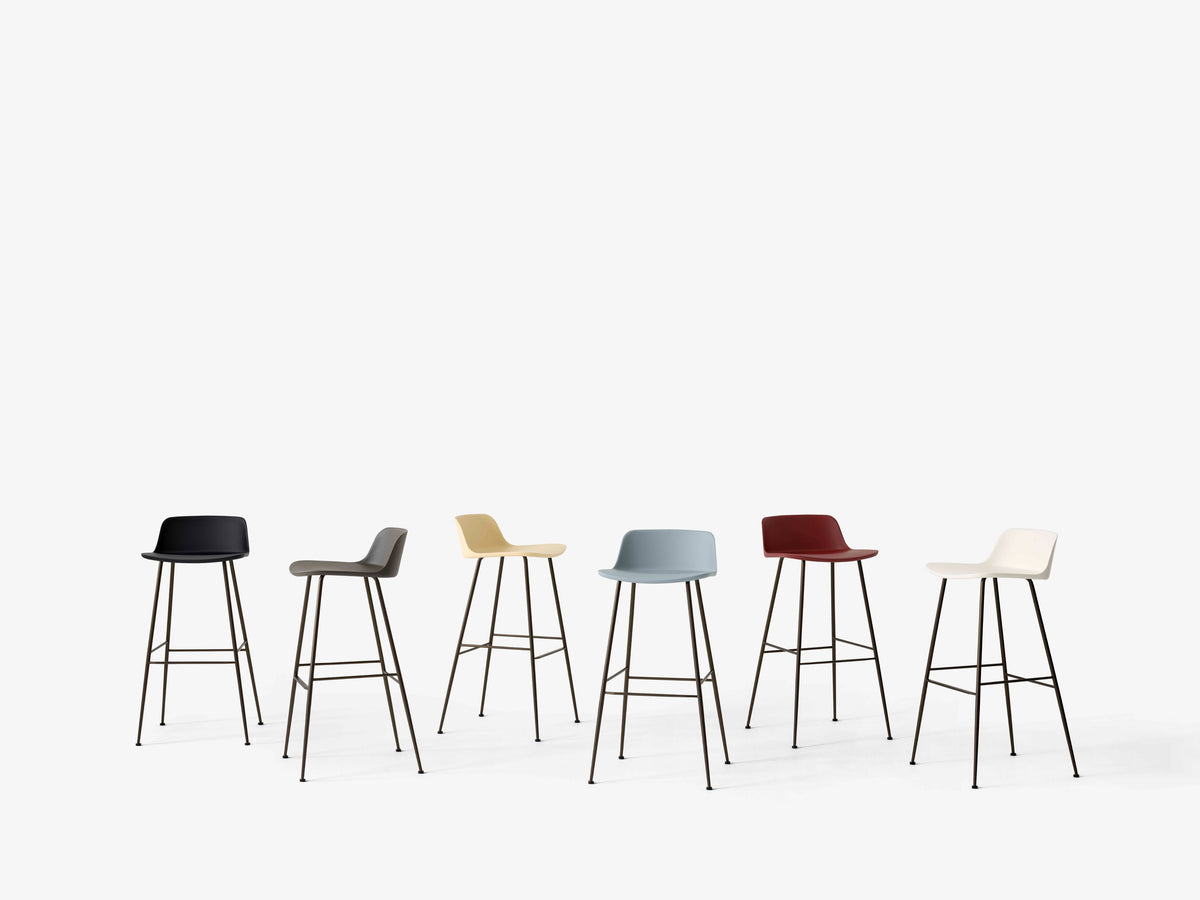 Hocker RELY sandfarben mit schwarzem Stahlgestell