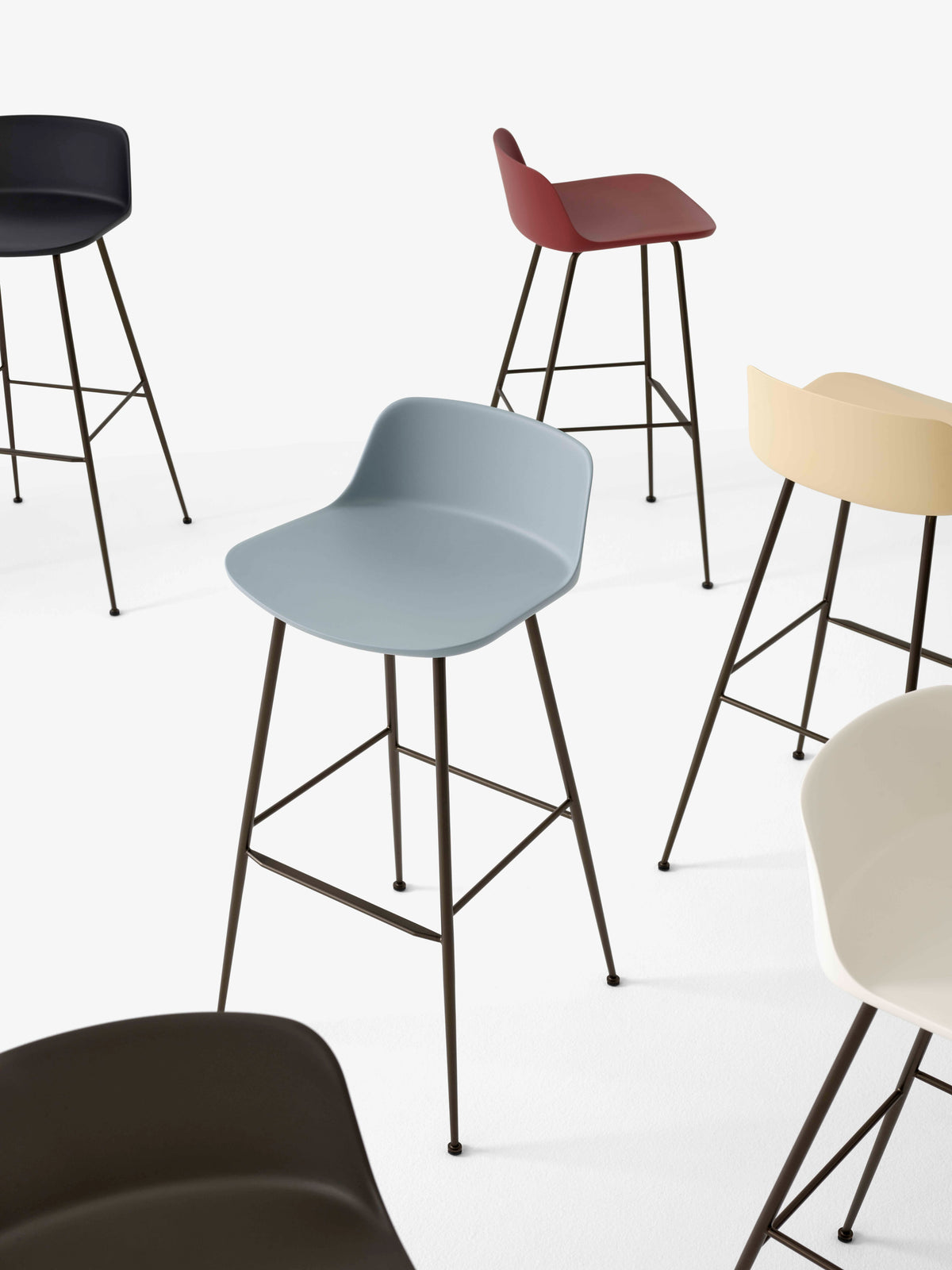 Hocker RELY sandfarben mit schwarzem Stahlgestell