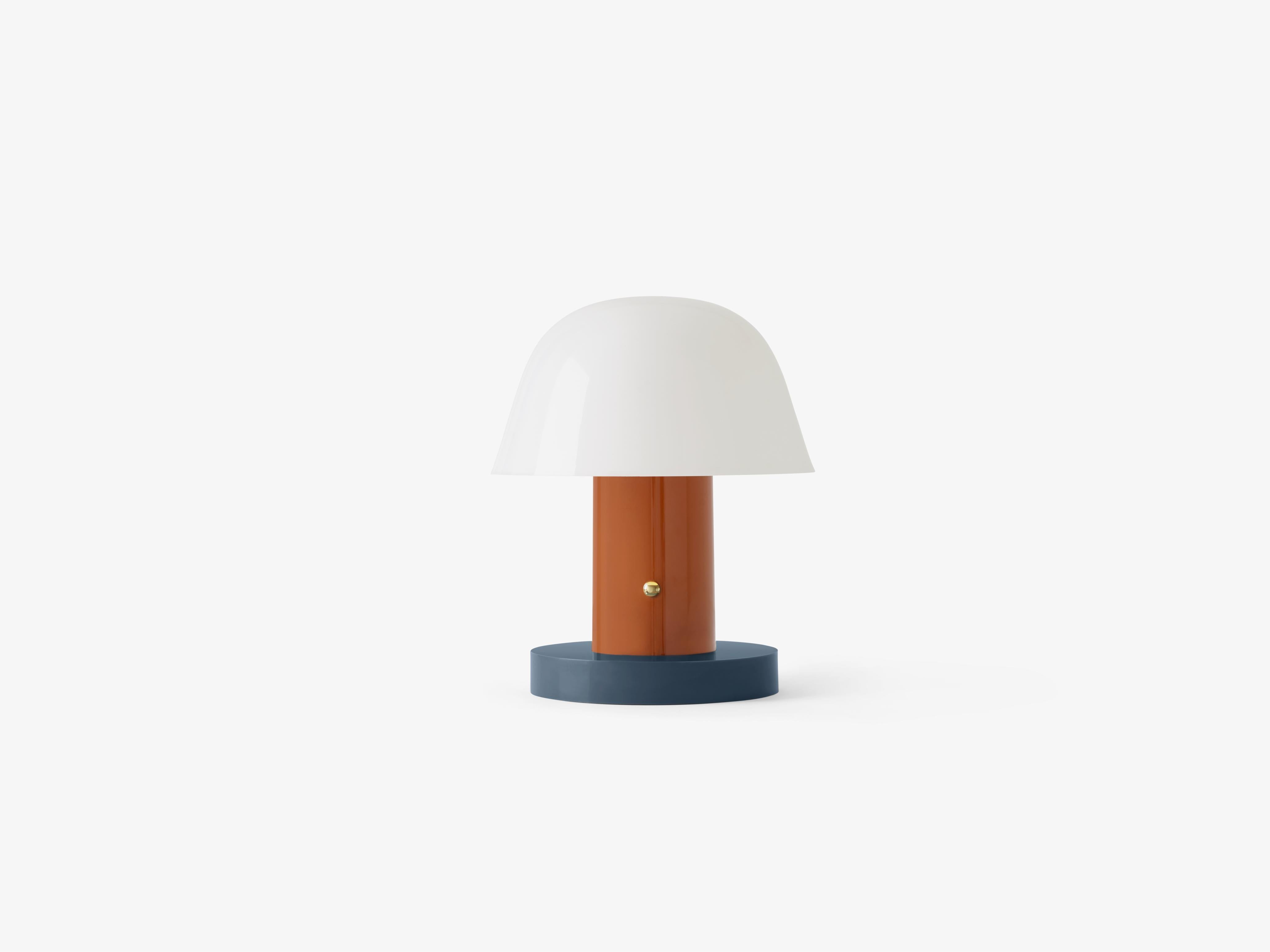 Tragbare Lampe SETAGO JH27 mit cremefarbenem Schirm und orange-blauem Fuß.