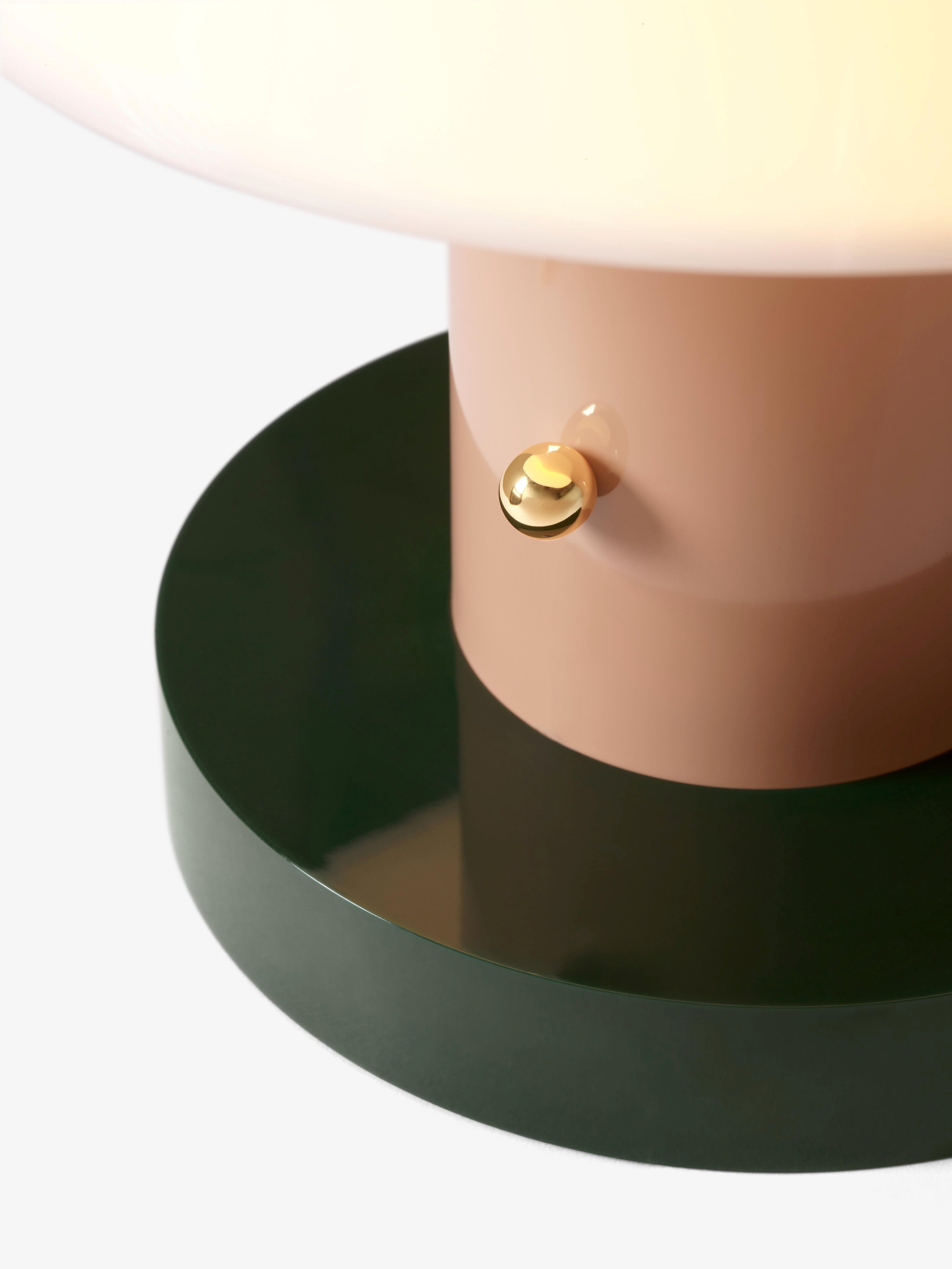 Tragbare Lampe SETAGO JH27 mit cremefarbenem Schirm und beige-grünem Fuß.