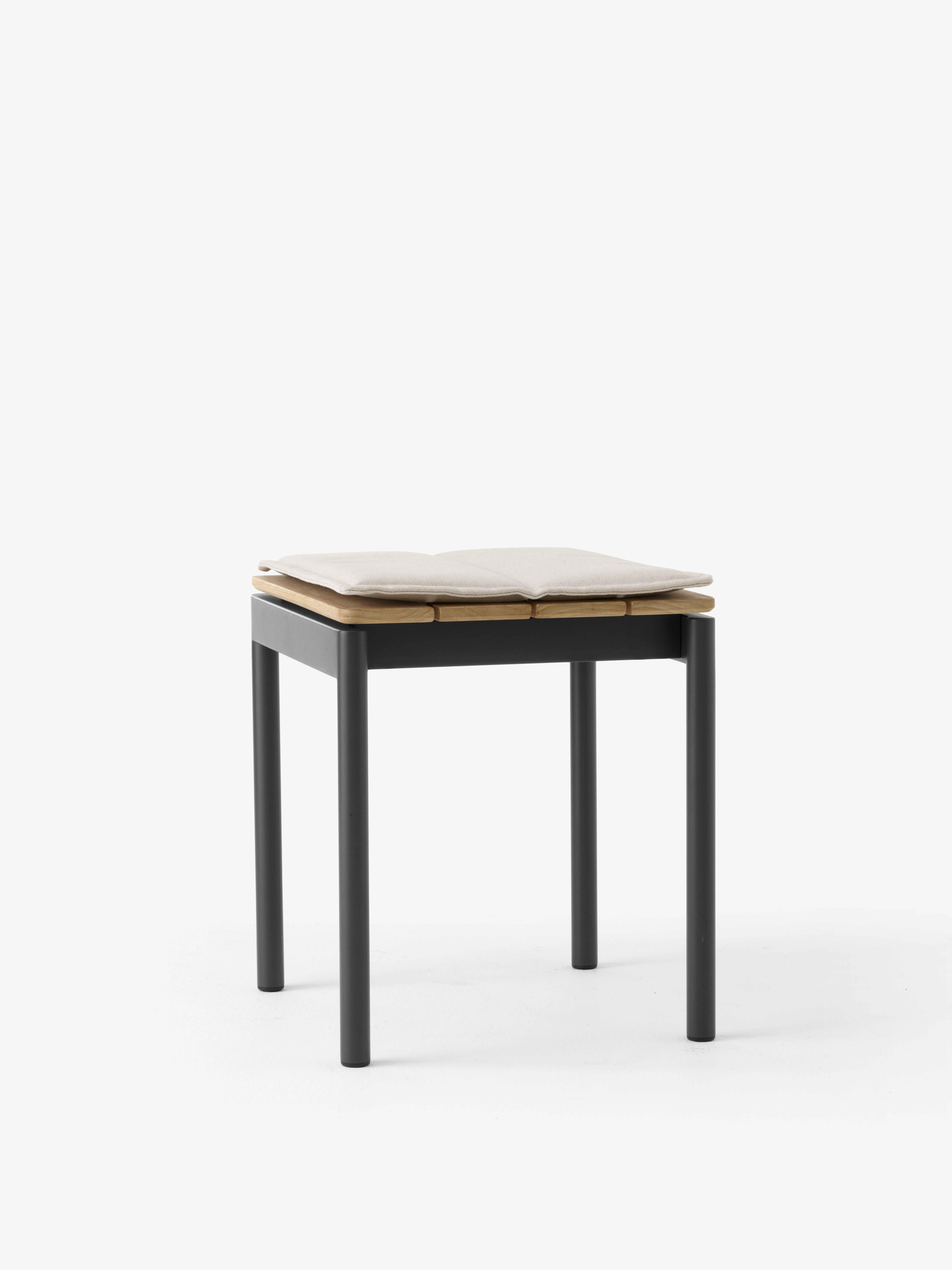 Hocker VILLE AV47 Teakholz mit schwarzem Gestell