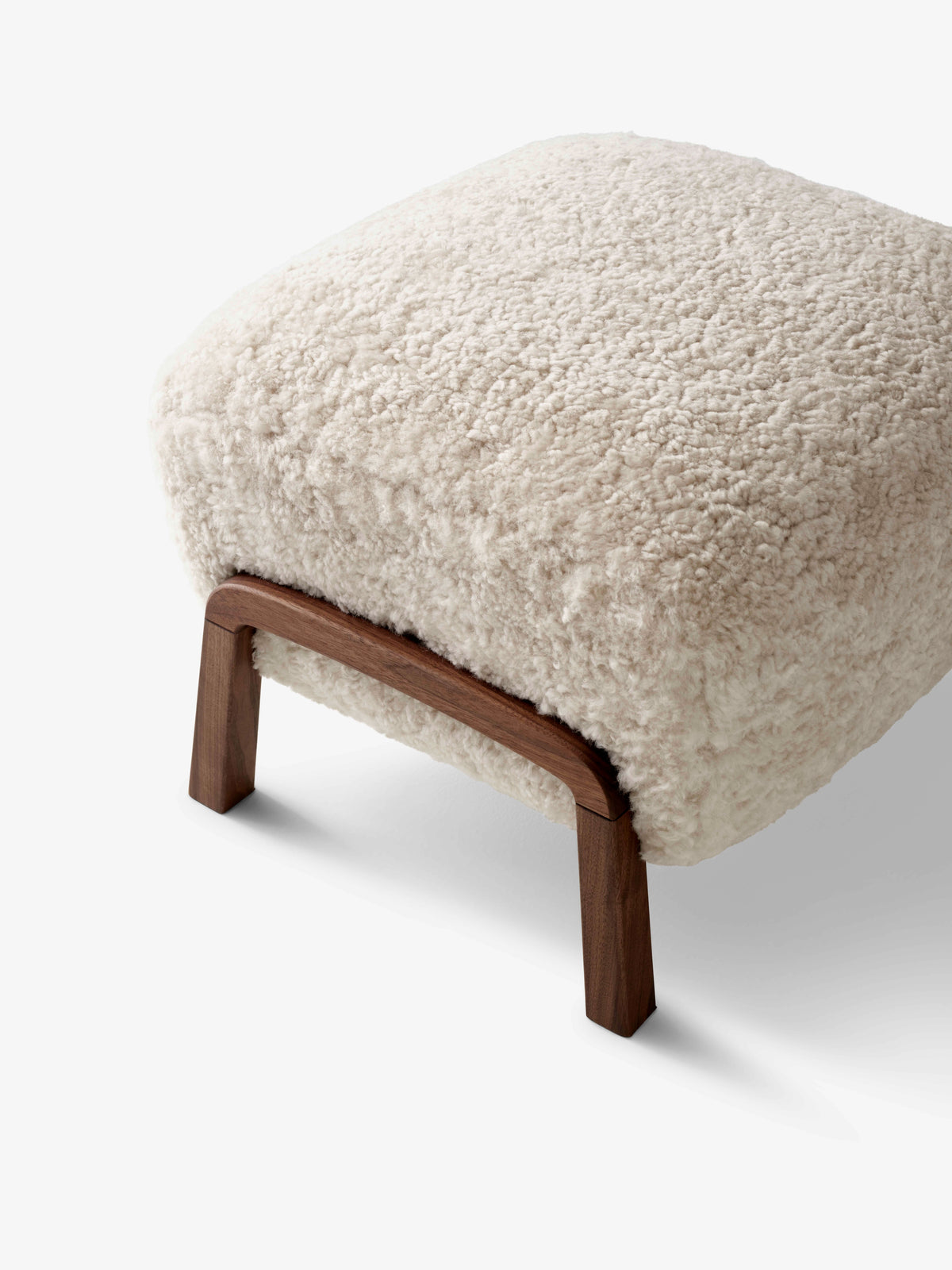 WULFF ATD3 Hocker mit Nussbaumbasis gepolstert