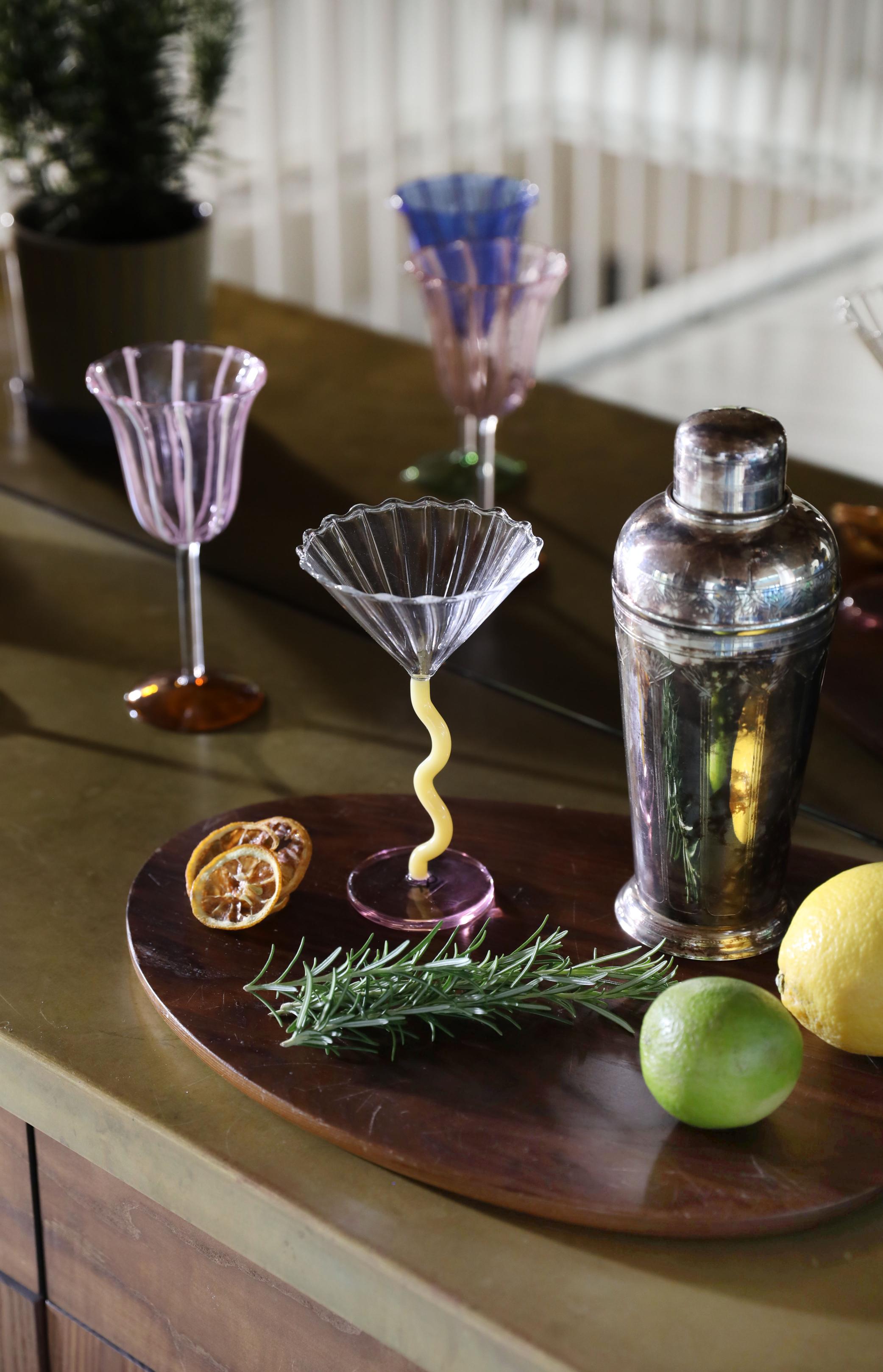 Set aus Glasbechern CURVE gelb mit rosa