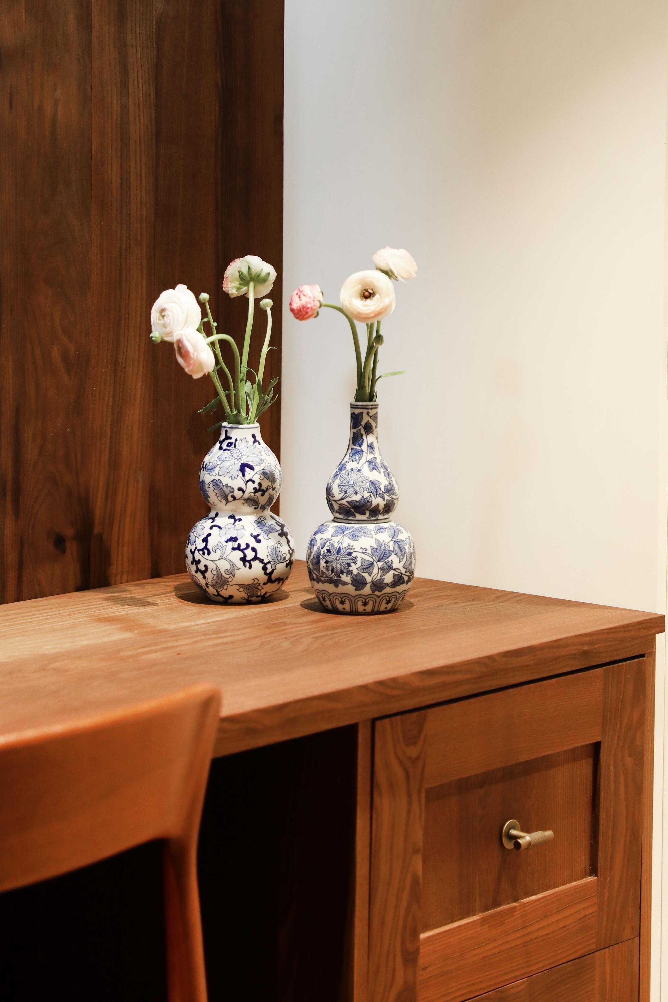 Dutch Delight Vase Set White with Blue